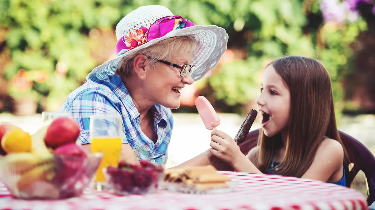 Oma und Enkelin essen zusammen ein Eis.