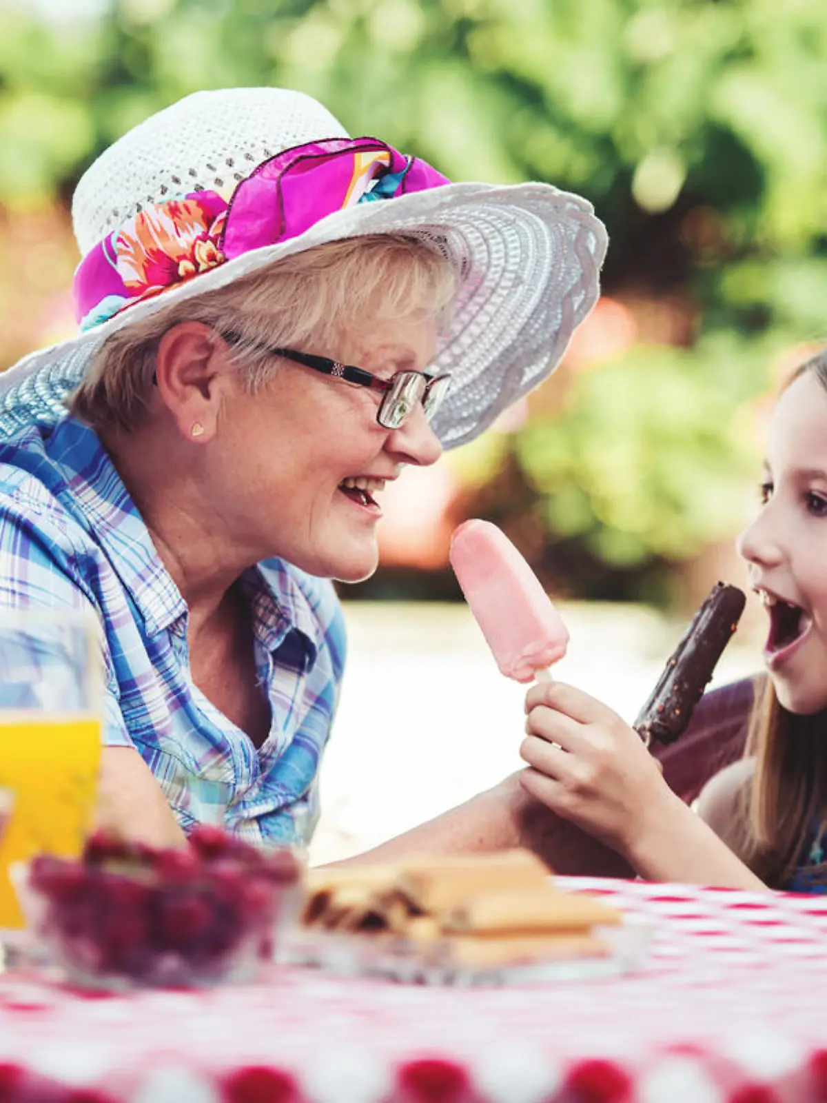 Oma und Enkelin essen zusammen ein Eis.