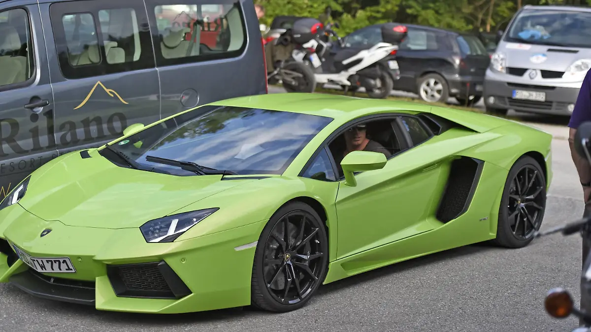 Walchsee / Ex-Nationalspieler Tim Wiese (Deutschland) kommt im Froschgrünen Lamborghini Aventador. PUBLICATIONxNOTxINxNED  