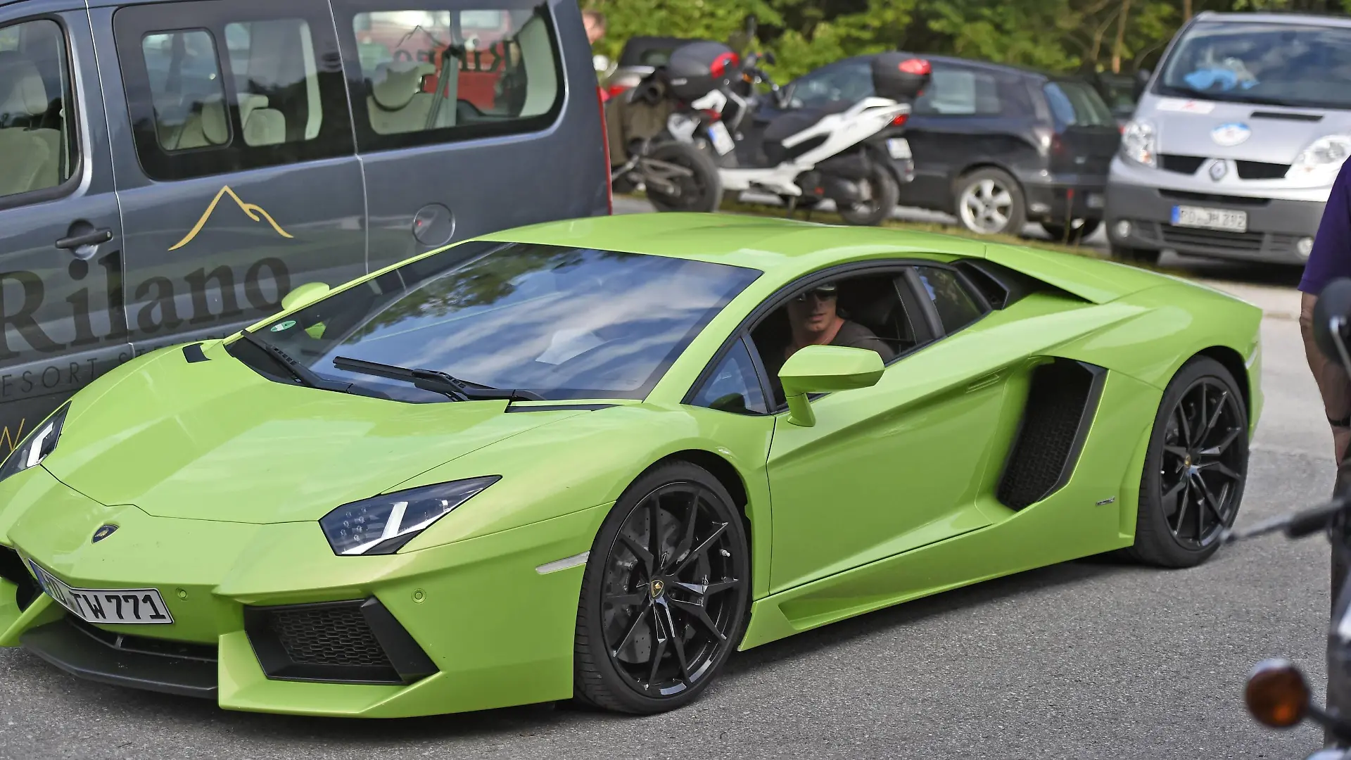 Walchsee / Ex-Nationalspieler Tim Wiese (Deutschland) kommt im Froschgrünen Lamborghini Aventador. PUBLICATIONxNOTxINxNED