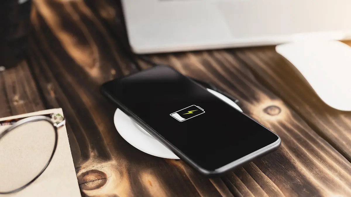 Kabelloses Aufladen von Smartphone