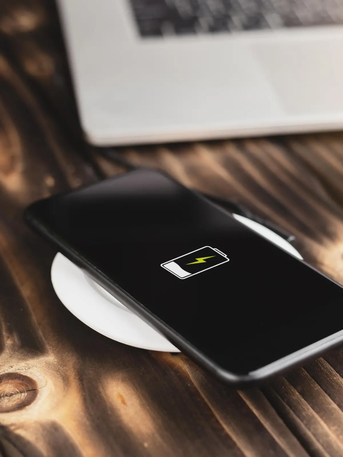 Kabelloses Aufladen von Smartphone