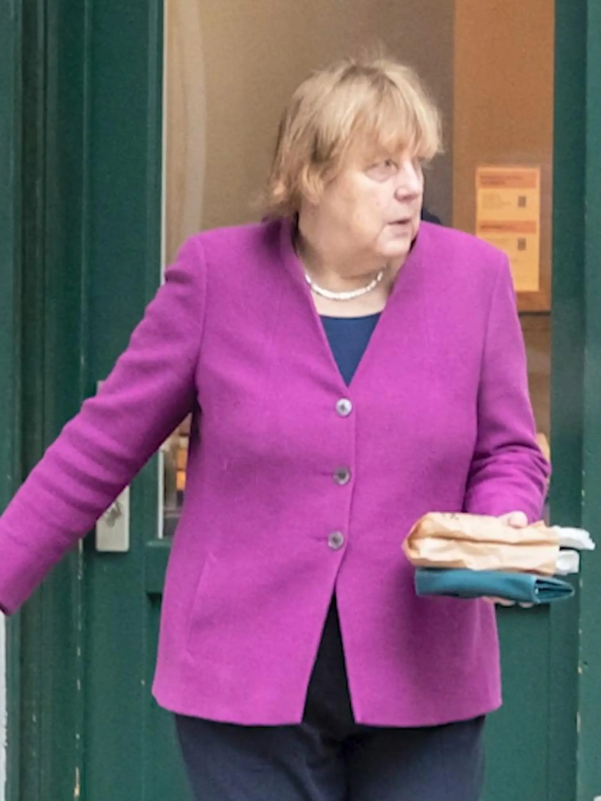 Es geht doch nichts über ein ordentliches Frühstück! Ex-Kanzlerin Angela Merkel wurde jetzt fotografiert, wie sie sich bei ihrem Lieblingsbäcker in Berlin-Mitte Frühstück holt. In der Bäckerei von TV-Köchin Sarah Wiener deckte sich die ehemalige Kanzlerin mit Leckereien ein. Ihr Look: Wie gewöhnlich im typischen Merkel-Blazer, die Haare etwas länger und ein bisschen zersauselt.