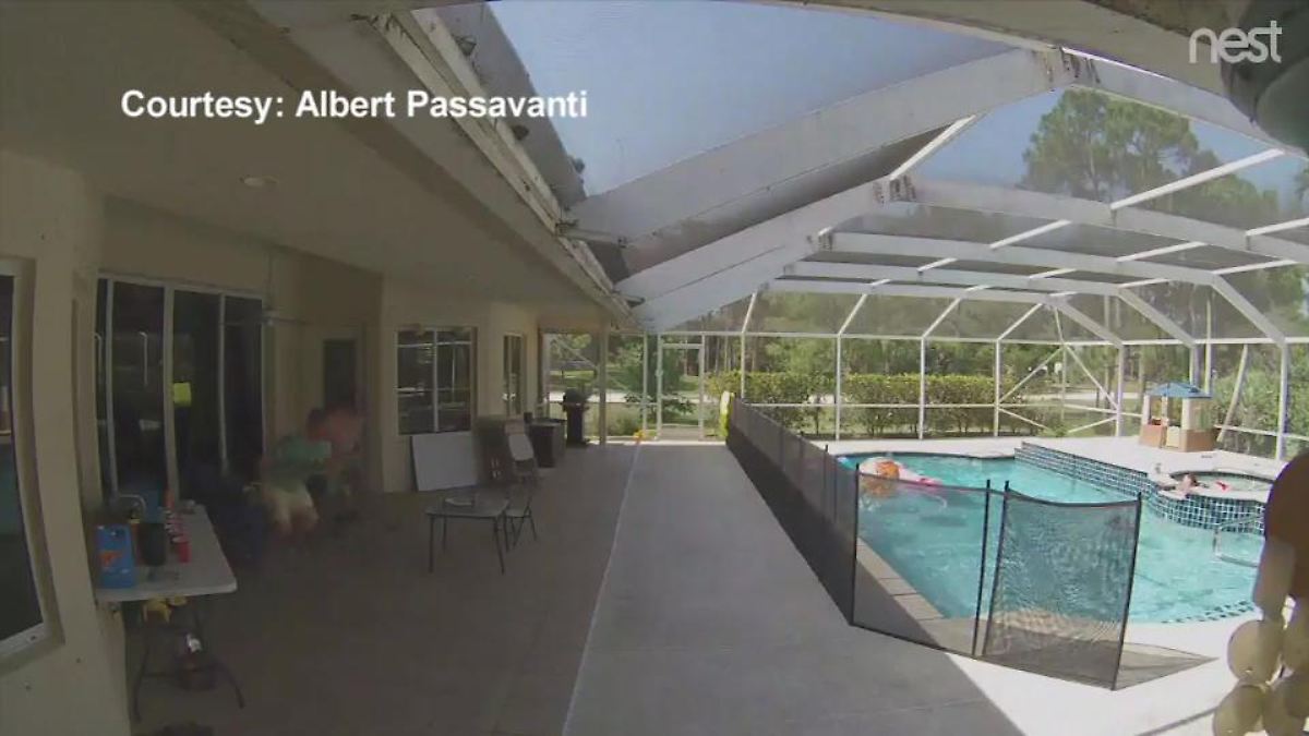 Superhelden-Vater rettet Sohn aus dem Pool