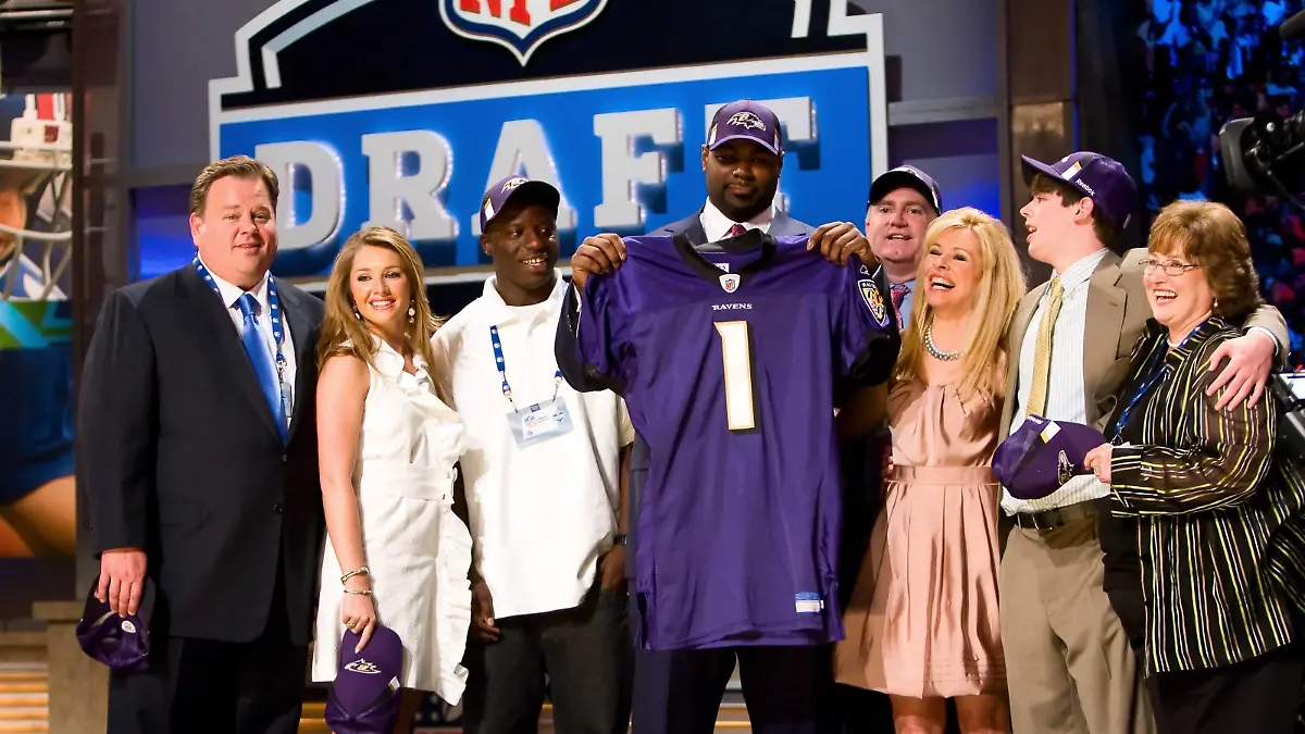 Michael Oher (USA, Mitte) wird von den Baltimore Ravens gedraftet und feiert dies mit seiner Familie - (ZUMAcs7)