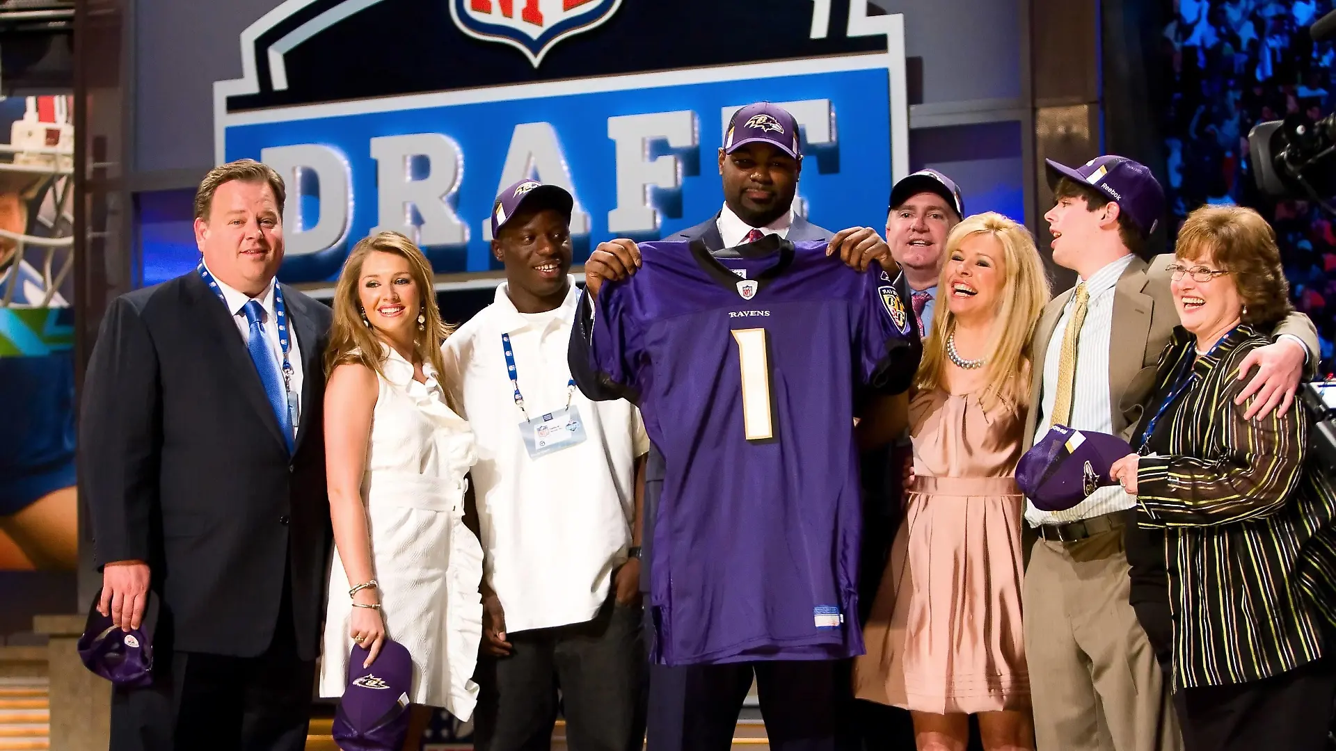 Michael Oher (USA, Mitte) wird von den Baltimore Ravens gedraftet und feiert dies mit seiner Familie -  (ZUMAcs7)