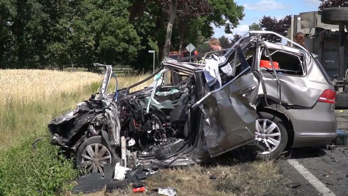 Mann wird im Auto eingeklemmt und stirbt