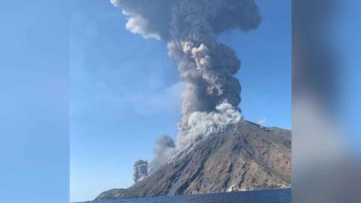 Riesige Rauchsäule bei Vulkanausbruch in Italien