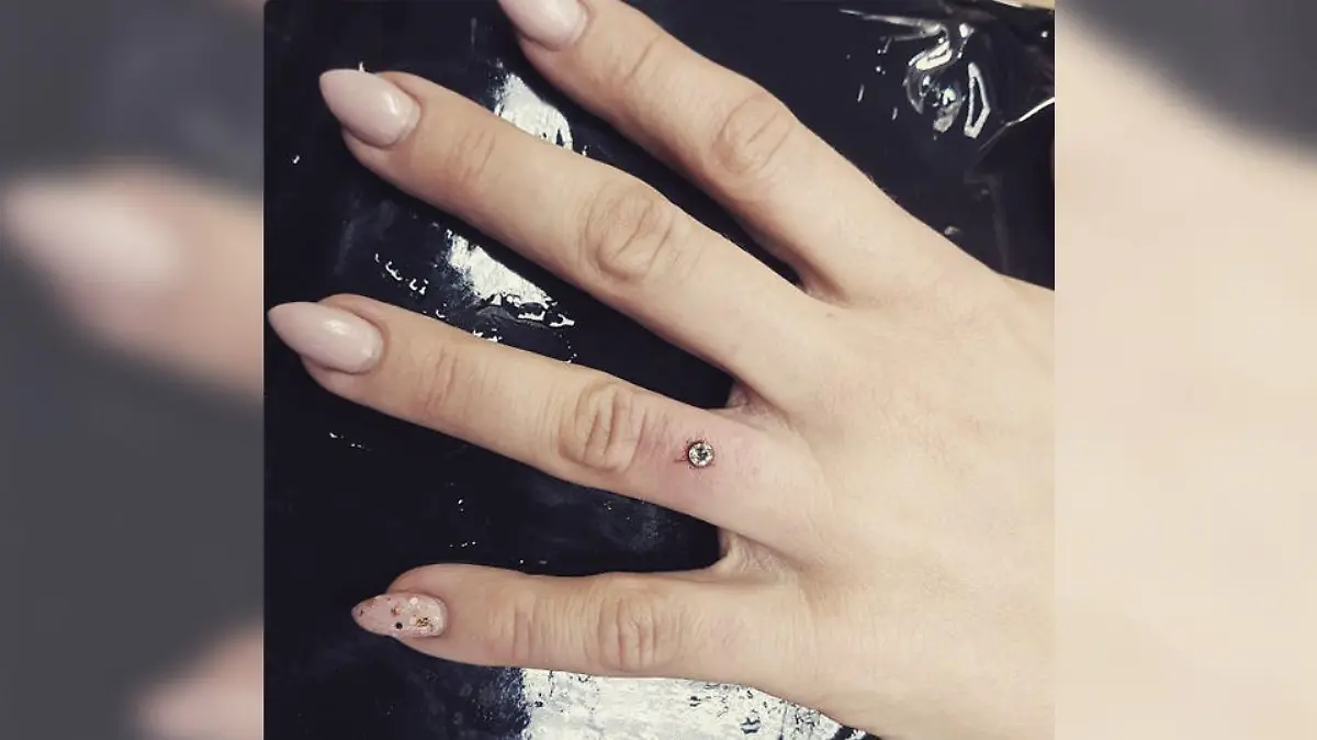 Wie ein Verlobungsring, nur ohne Ring: Das Diamond Dermal Piercing!