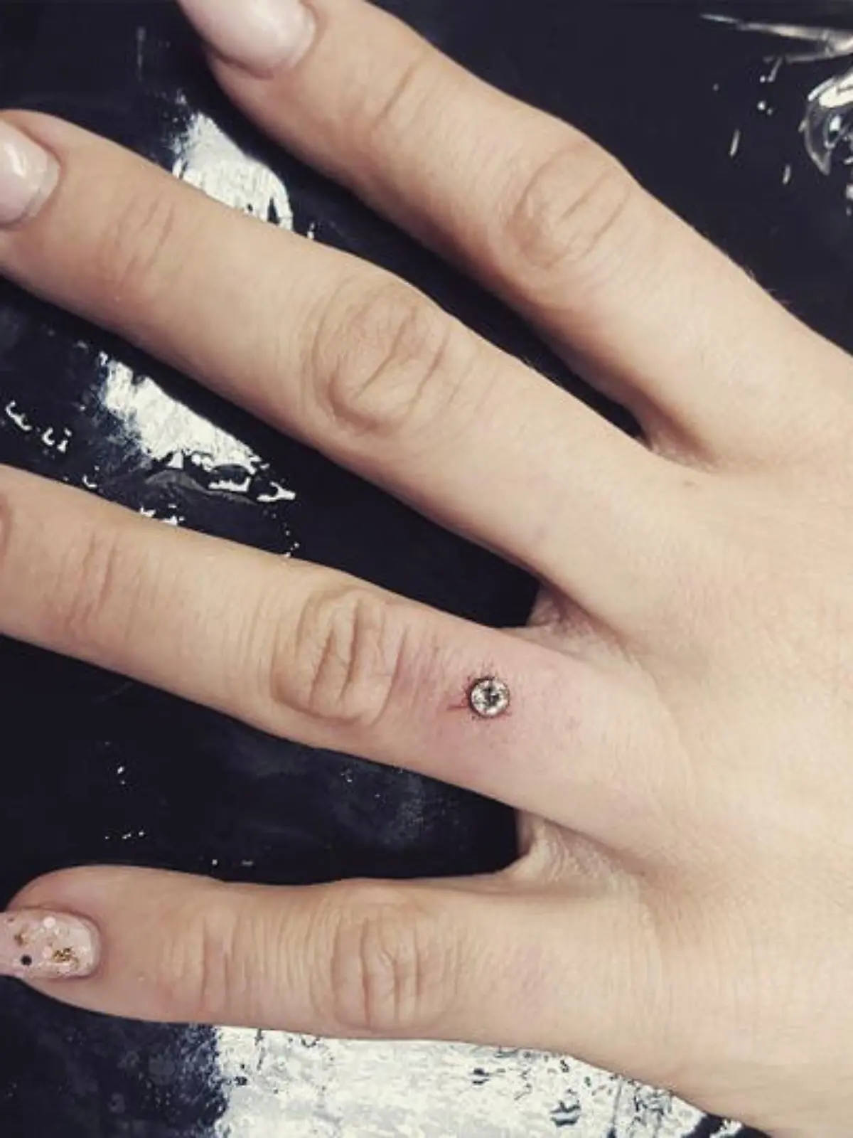 Wie ein Verlobungsring, nur ohne Ring: Das Diamond Dermal Piercing!