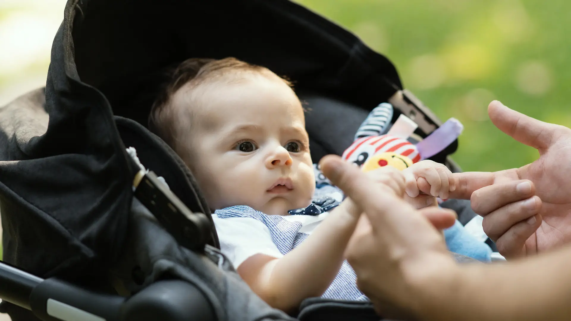 Finger weg vom Kinderwagen!