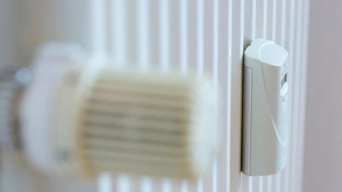 ARCHIV - 04.11.2021, Berlin: Ein Messgerät (r) ist an einem Heizkörper angebracht. Bei den ab März von den Versorgern abzurechnenden Energiepreisbremsen für Strom und Gas gibt es je nach Ausgangstarif starke Unterschiede beim Zuschussbedarf. (zu dpa "Energiepreisbremsen: Starke Unterschiede im Bundesländervergleich") Foto: Fernando Gutierrez-Juarez/dpa-Zentralbild/dpa +++ dpa-Bildfunk +++