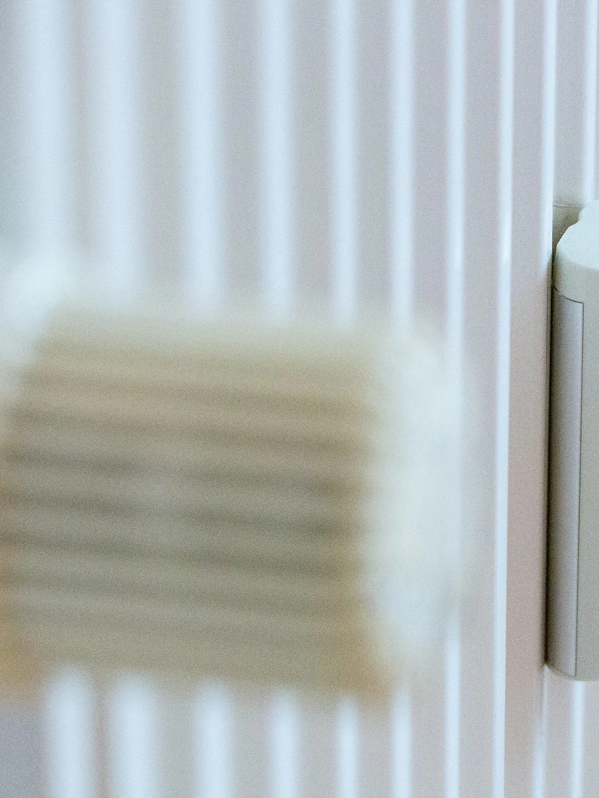 ARCHIV - 04.11.2021, Berlin: Ein Messgerät (r) ist an einem Heizkörper angebracht. Bei den ab März von den Versorgern abzurechnenden Energiepreisbremsen für Strom und Gas gibt es je nach Ausgangstarif starke Unterschiede beim Zuschussbedarf. (zu dpa "Energiepreisbremsen: Starke Unterschiede im Bundesländervergleich") Foto: Fernando Gutierrez-Juarez/dpa-Zentralbild/dpa +++ dpa-Bildfunk +++