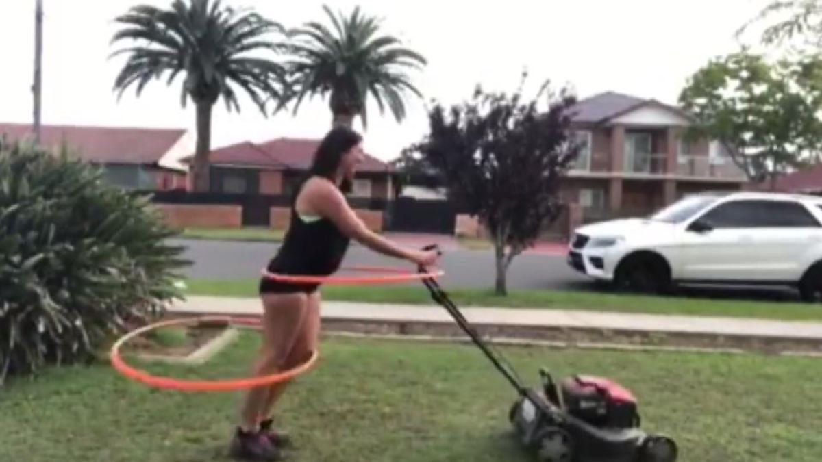Hula Hoop bei der Gartenarbeit