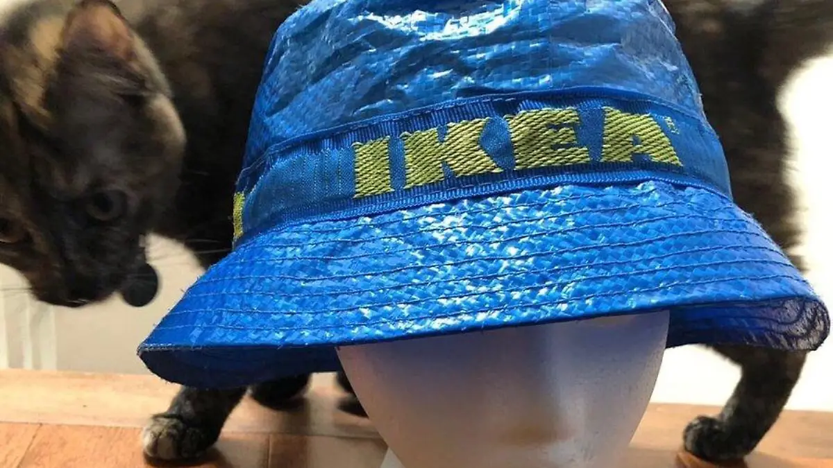 Ikea-Hut aus der blauen Kult-Tüte