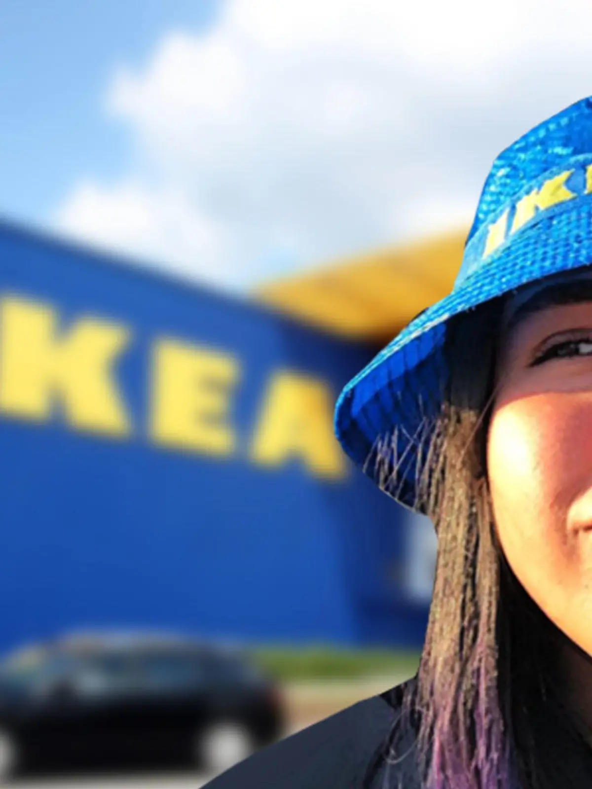 Frau mit Anglerhut aus Ikea-Tüte