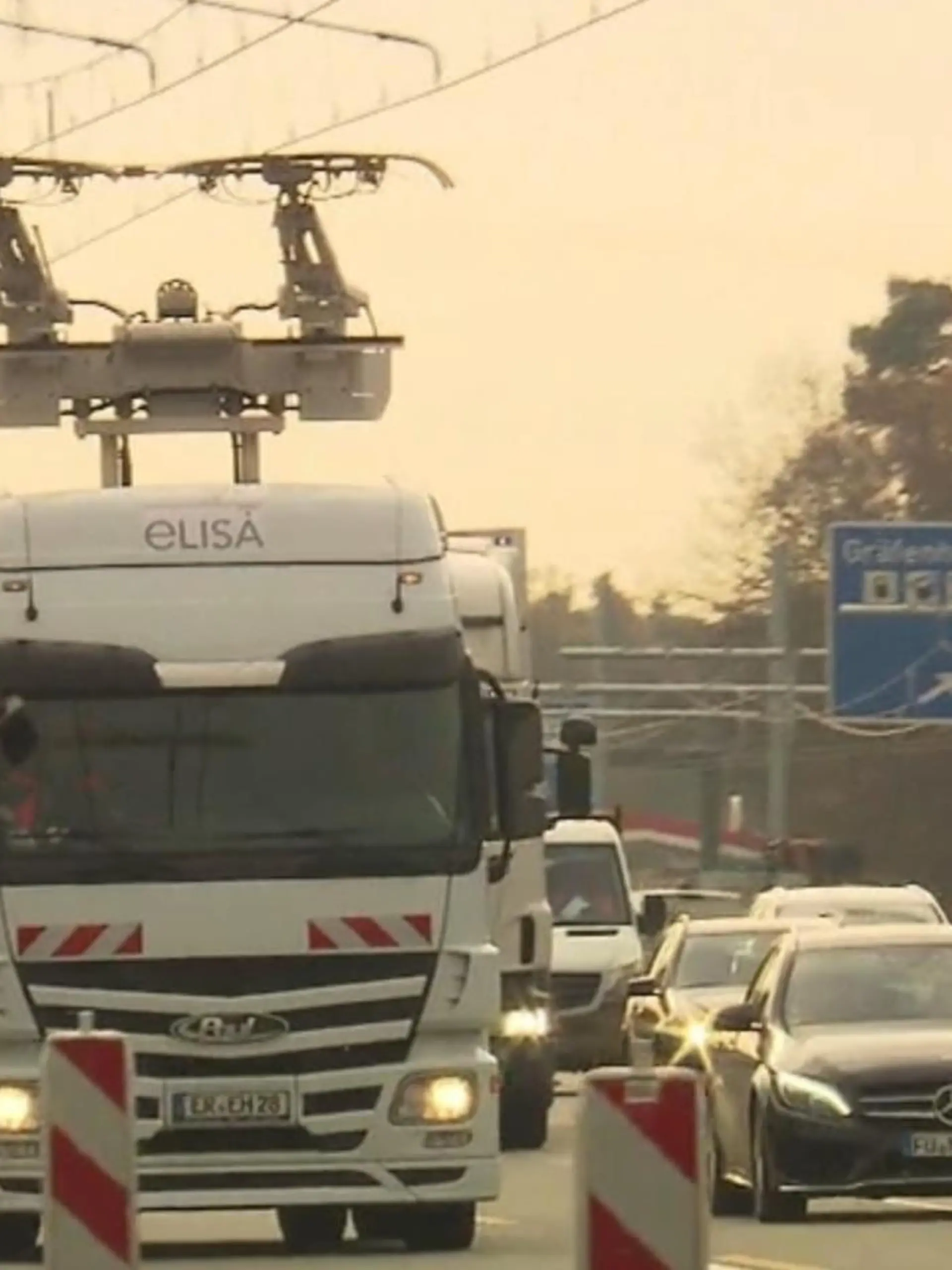 Den Akku während der Fahrt aufladen – ein Traum für jeden Elektro- und Hybrid-Auto-Besitzer! Für LKW-Fahrer ist dieser Realität geworden – zumindest auf einem Teilstück der Autobahn 5 zwischen Langen und Weiterstadt in Hessen. Doch lohnt es sich wirklich, dieses Forschungsprojekt auszubauen? Wie viel Potenzial die Alternative zum Diesel-Brummiverkehr hat und warum der E-Highway auf der Liste der größten Steuerverschwendungen, im Schwarzbuch, gelandet ist - erfahren Sie im Video.