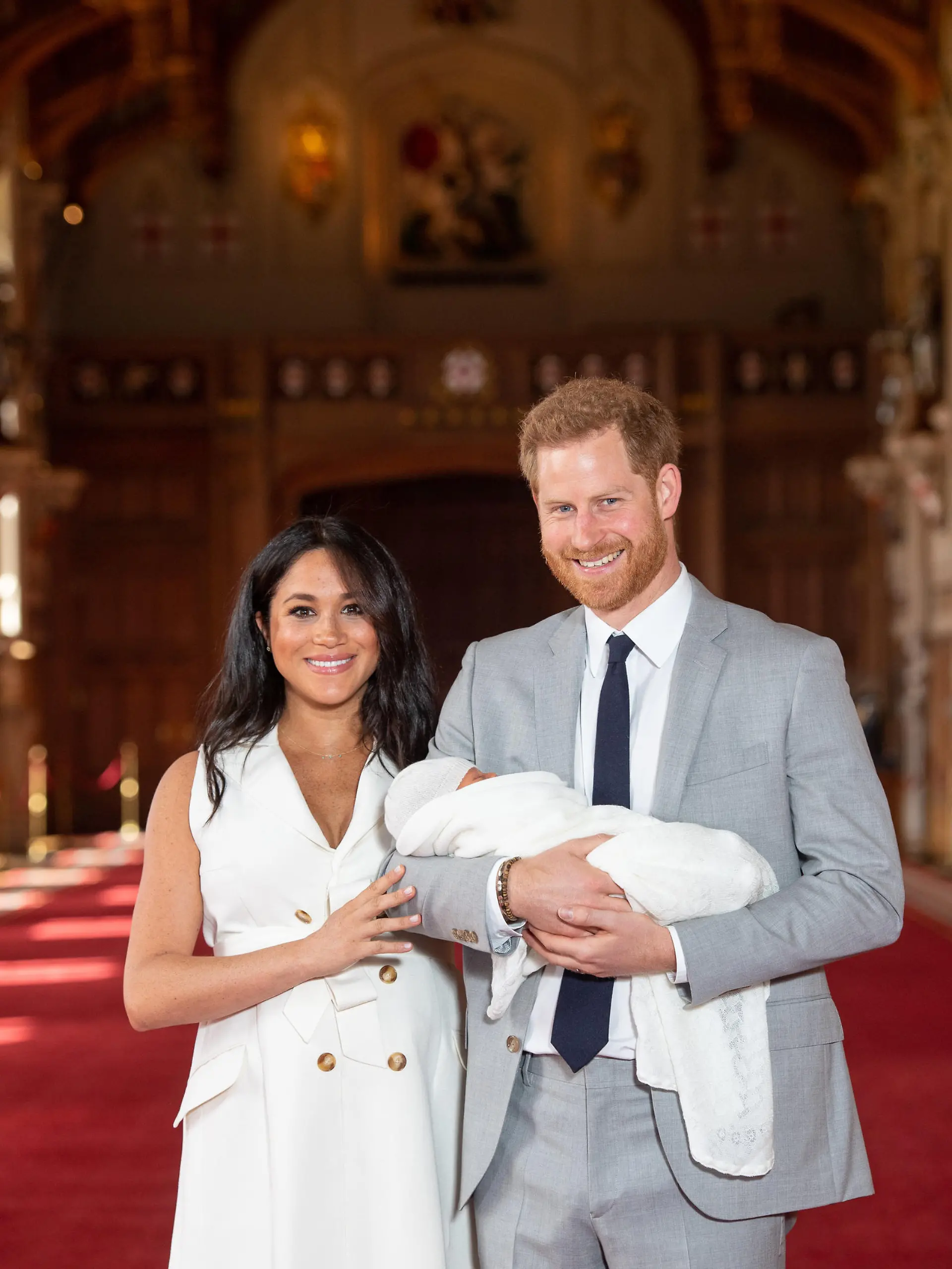 ARCHIV - 08.05.2019, Großbritannien, Windsor: Prinz Harry und Herzogin Meghan stehen mit ihrem Baby Archie zusammen. Herzogs und der Herzogin von Sussex mit ihrem kleinen Sohn Archie zusammen. Das neue Heim von Prinz Harry und Herzogin Meghan ist mit Steuergeldern in Höhe von 2,4 Millionen Britischen Pfund (etwa 2,7 Millionen Euro) saniert worden. (zu dpa: «Steuerzahler mussten für die Royals tiefer in die Tasche greifen») Foto: Dominic Lipinski/PA Wire/dpa +++ dpa-Bildfunk +++