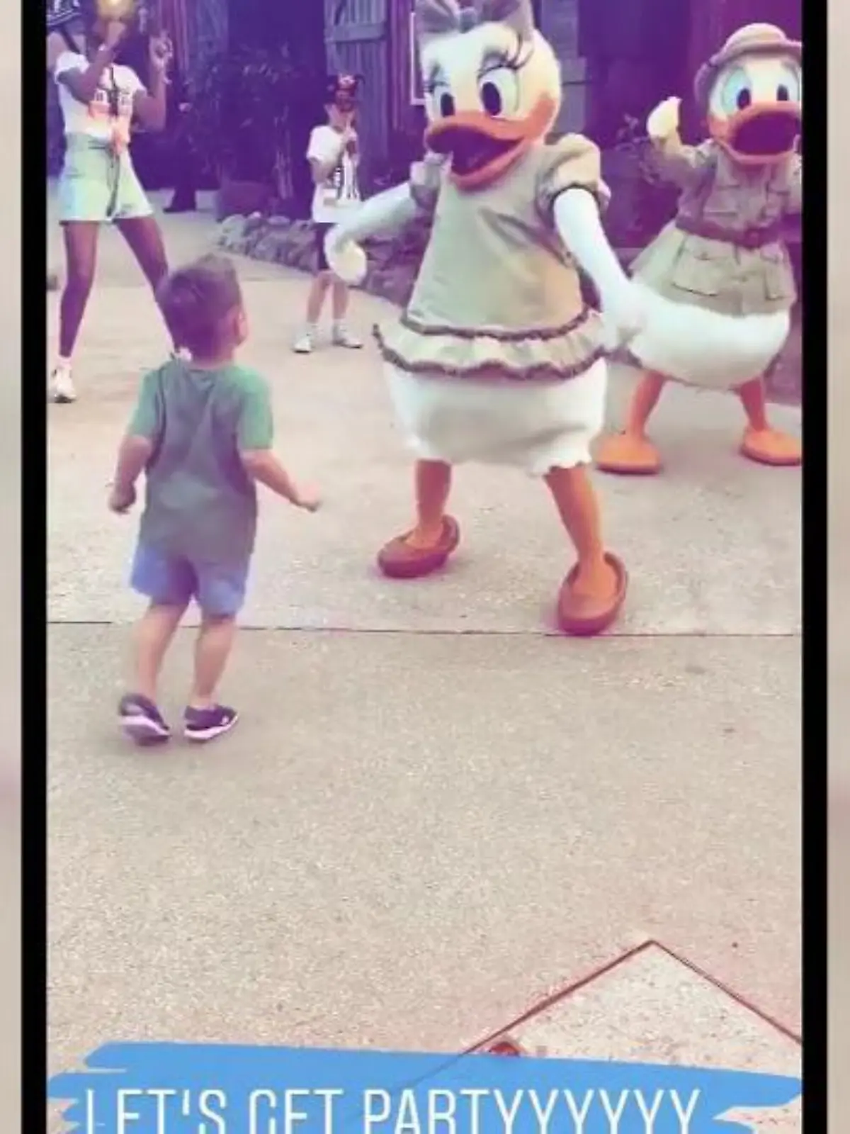 Alessio Lombardi tanzt mit Daisy Duck