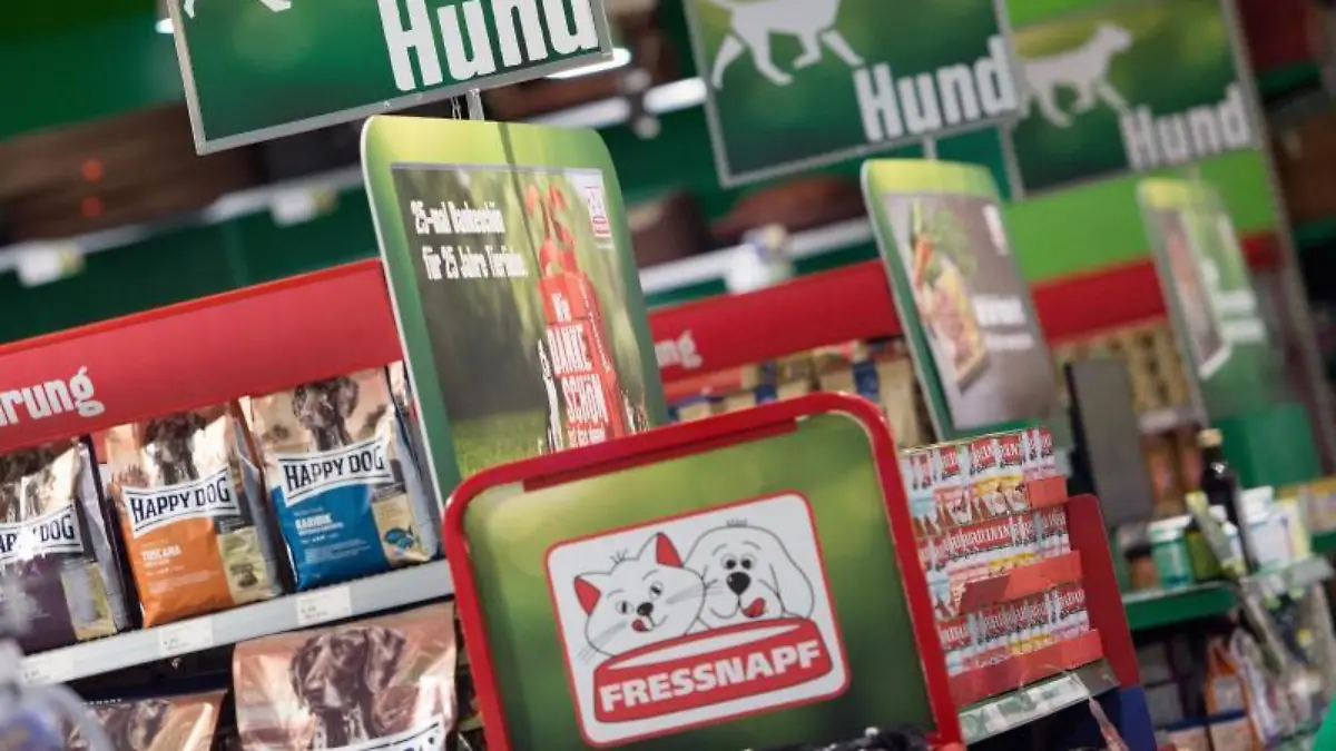 Tiernahrung in den Regalen eines Fressnapf-Marktes