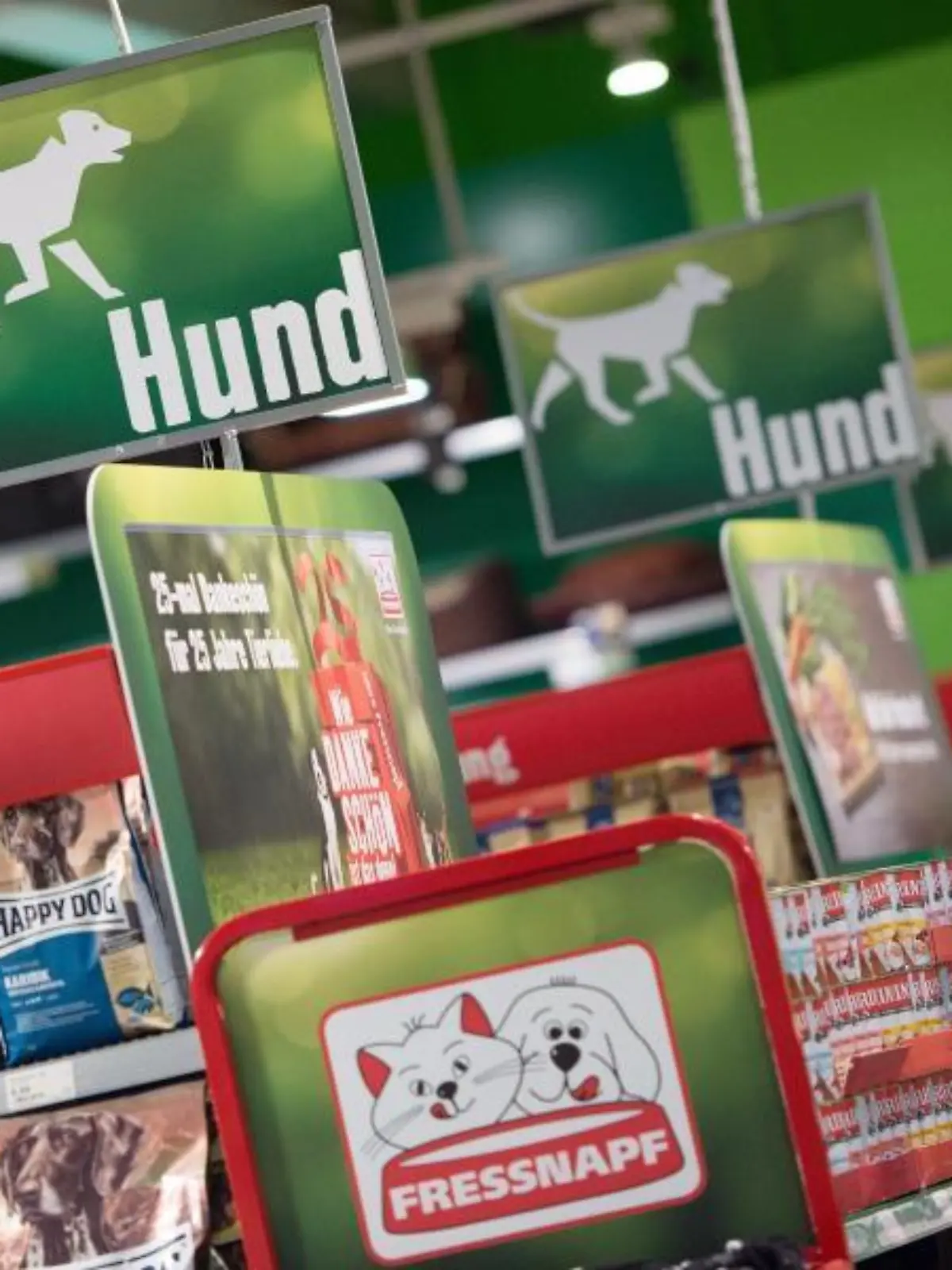 Tiernahrung in den Regalen eines Fressnapf-Marktes