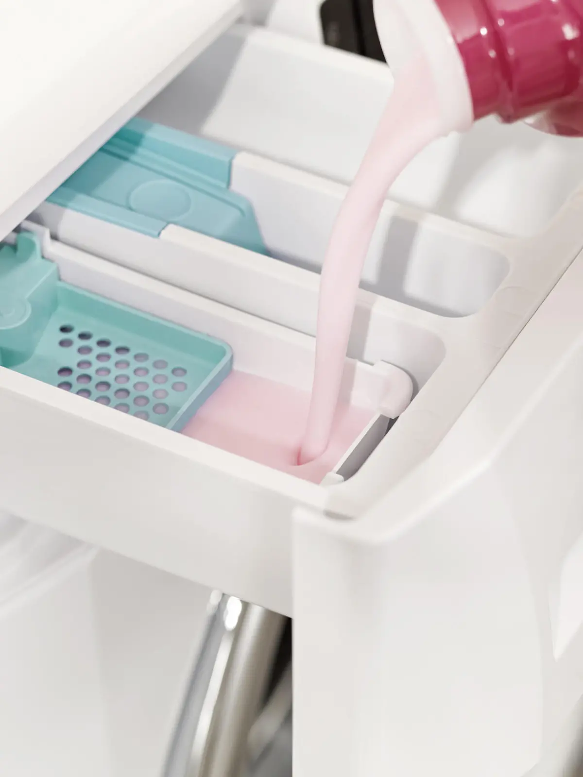 Weichspüler wird in Waschmaschine gefüllt