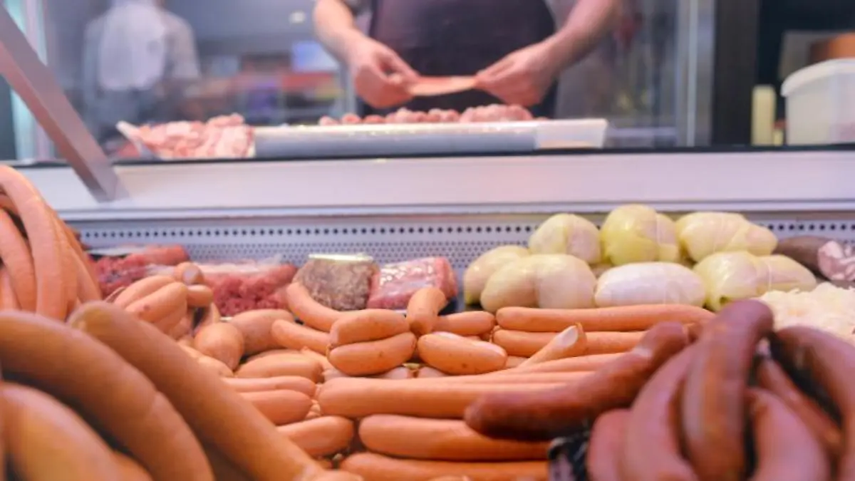 Fleisch- und Wurstwaren im Verkaufstresen