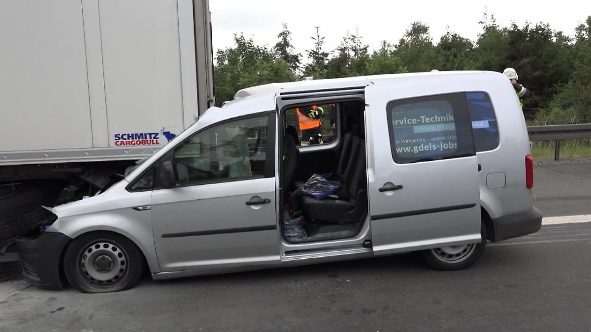 Auto kracht in Lkw