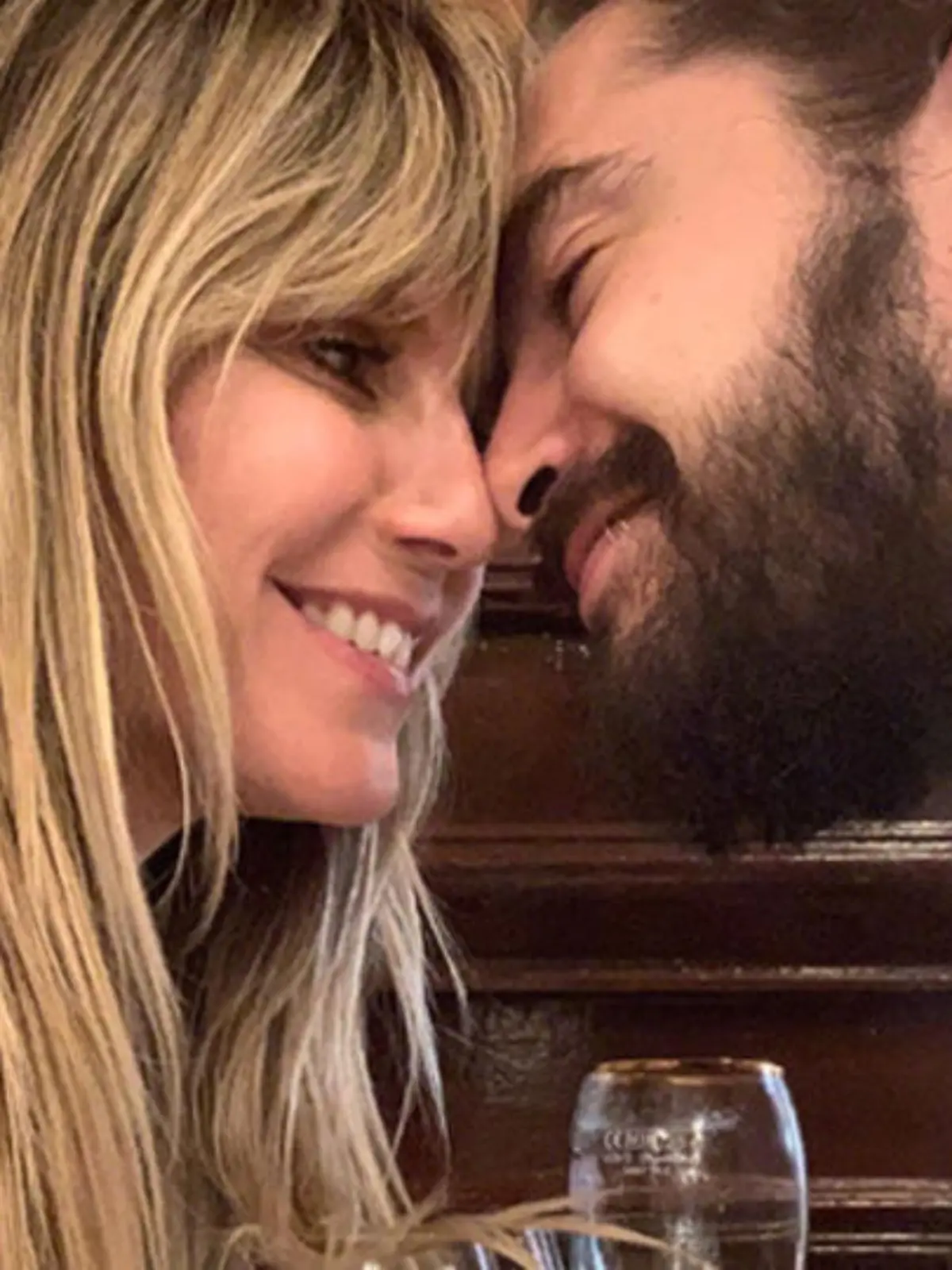 Heidi Klum und Tom Kaulitz turteln im Pariser Restaurant.