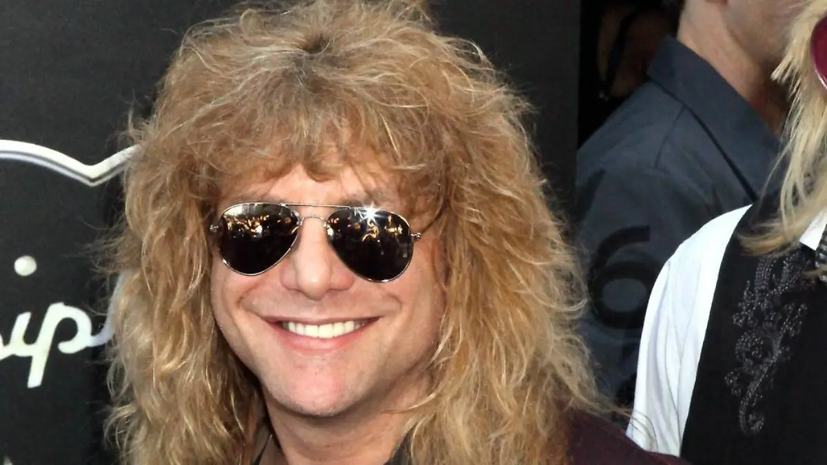 Guns N' Roses: Steven Adler sticht sich in den Bauch