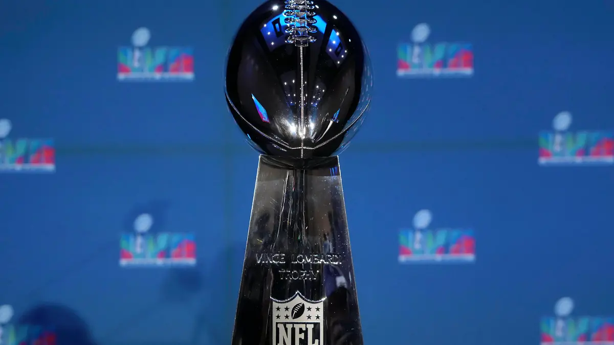 NFL, American Football Herren, USA Super Bowl LVII-Winning Team Head Coach and MVP press conference, PK, Pressekonferenz Feb 13, 2023 Phoenix, AZ, USA A Vince Lombardi Trophy at the Super Bowl 57 Winning Team Head Coach and MVP press conference at the Phoenix Convention Center. Phoenix Phoenix Convention Center Arizona United States, EDITORIAL USE ONLY PUBLICATIONxINxGERxSUIxAUTxONLY Copyright: xKirbyxLeex 20230213_ter_al2_007