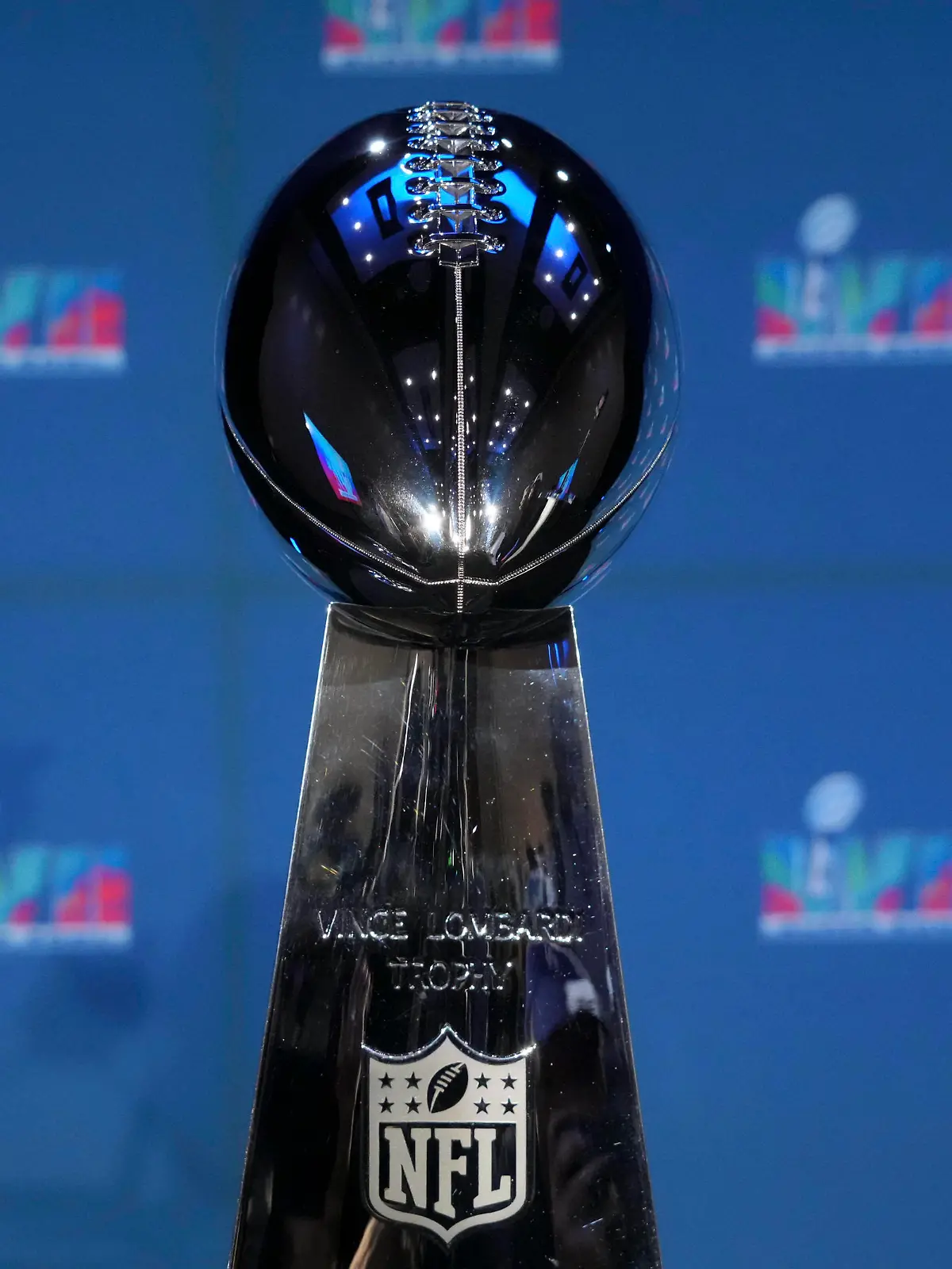 NFL, American Football Herren, USA Super Bowl LVII-Winning Team Head Coach and MVP press conference, PK, Pressekonferenz Feb 13, 2023 Phoenix, AZ, USA A Vince Lombardi Trophy at the Super Bowl 57 Winning Team Head Coach and MVP press conference at the Phoenix Convention Center. Phoenix Phoenix Convention Center Arizona United States, EDITORIAL USE ONLY PUBLICATIONxINxGERxSUIxAUTxONLY Copyright: xKirbyxLeex 20230213_ter_al2_007