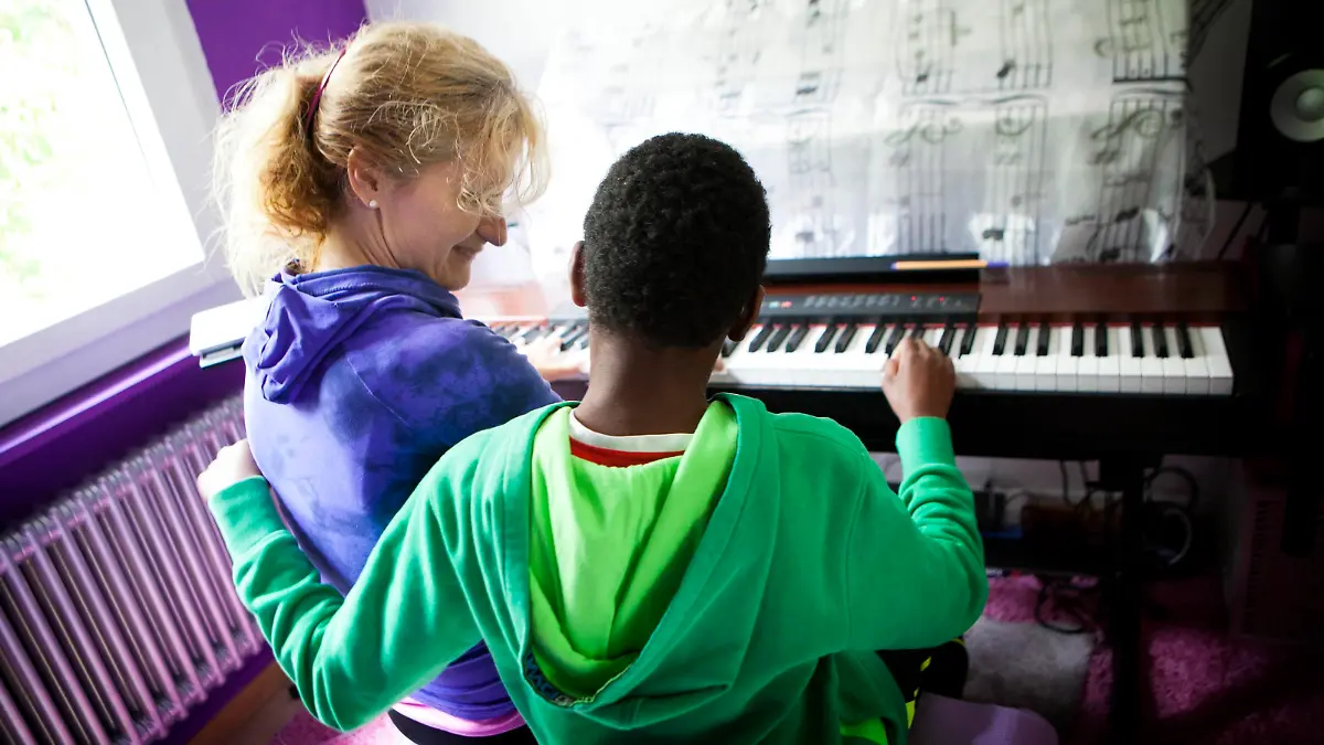 Reportage on Sylvain, 11 years old, suffering from autism. He was diagnosed when he was 7. Once a week, Sylvain goes to his music lesson. He has always been very sensitive to music. || Modellfreigabe vorhanden