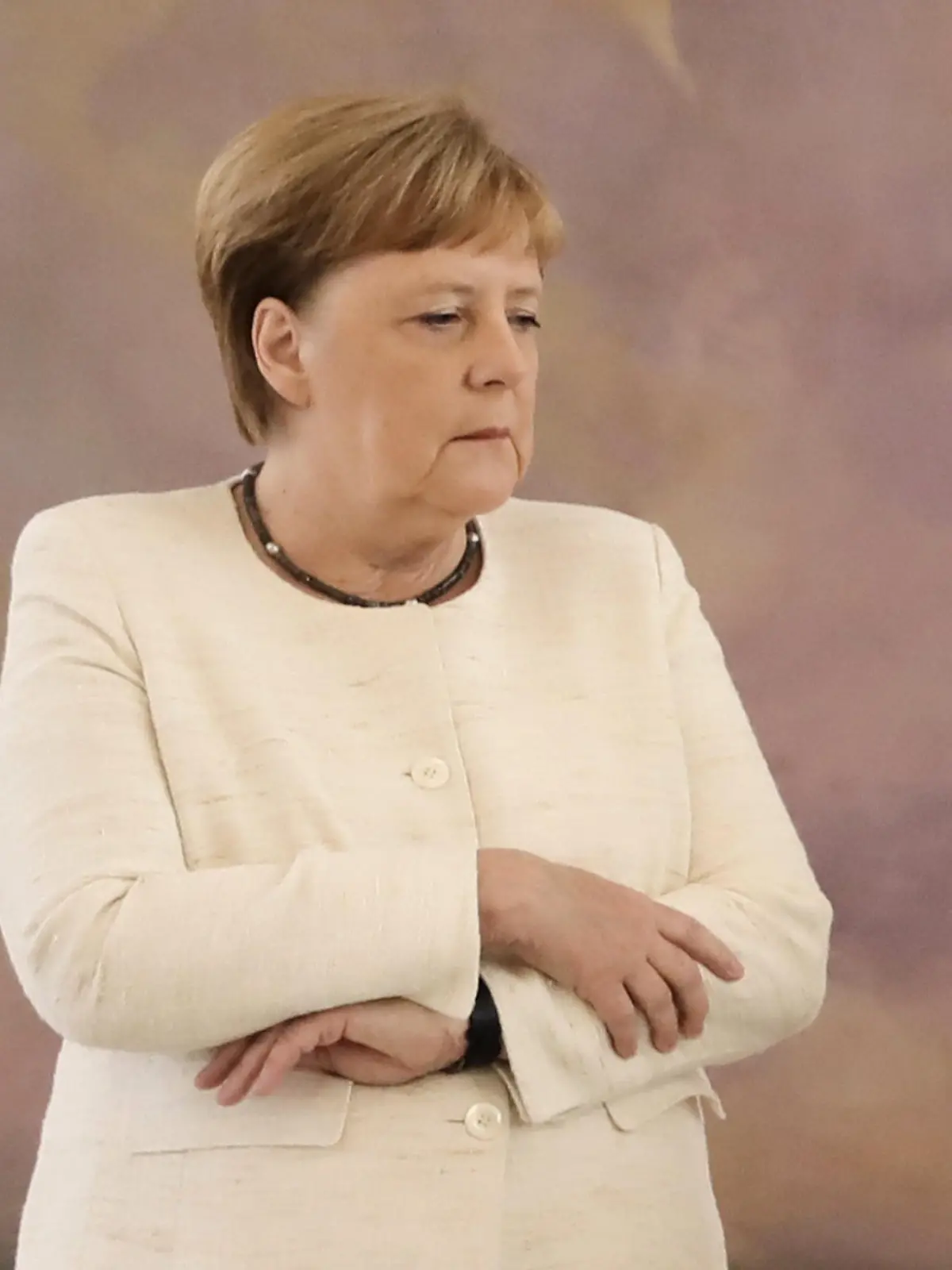 27.06.2019, Berlin: Bundeskanzlerin Angela Merkel (CDU) nimmt an der Überreichung der Ernennungs und Entlassungsurkunde als Bundesjustizministerin an Katarina Barley (SPD, ) und der neuen Bundesjustizministerin Christine Lambrecht (SPD) durch Bundespräsident Frank-Walter Steinmeier im Schloss Bellevue teil. Barley wechselt als Abgeordnete ins Europaparlament. Nur acht Tage nach ihrem Aufsehen erregenden Schwächeanfall hat Bundeskanzlerin Angela Merkel (CDU) die gleichen Probleme wieder gehabt. Foto: Kay Nietfeld/dpa +++ dpa-Bildfunk +++