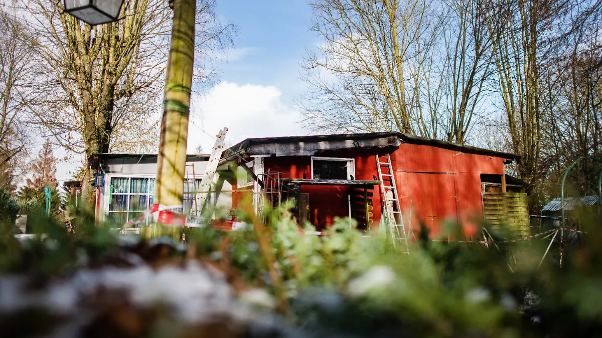 ARCHIV - 31.01.2019, Nordrhein-Westfalen, Lügde: Blick auf ein Gebäude auf dem Campingplatz Eichwald, das mit Polizeiabsperrband versehen ist. Kinder wurden jahrelang auf dem Campingplatz sexuell missbraucht. Am Donnerstag beginnt in Detmold der Lügde-Prozess. Foto: Guido Kirchner/dpa +++ dpa-Bildfunk +++