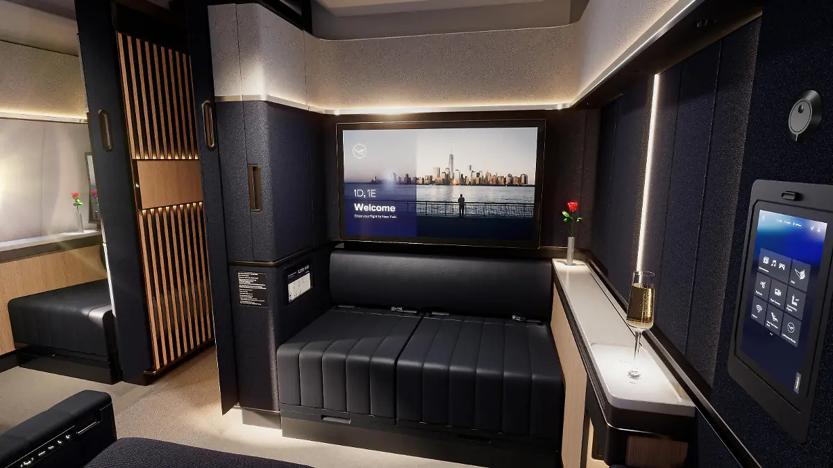 Doppelbett in Luxus-Suite: Lufthansa will Passagiere mit neuen Kabinen auf Langstrecken-Flüge locken. Zu der neuen " First Class Suite Plus" gehören deckenhohen Wänden und verschließbarer Tür, großem Tisch und zwei breiten Sitzen.
