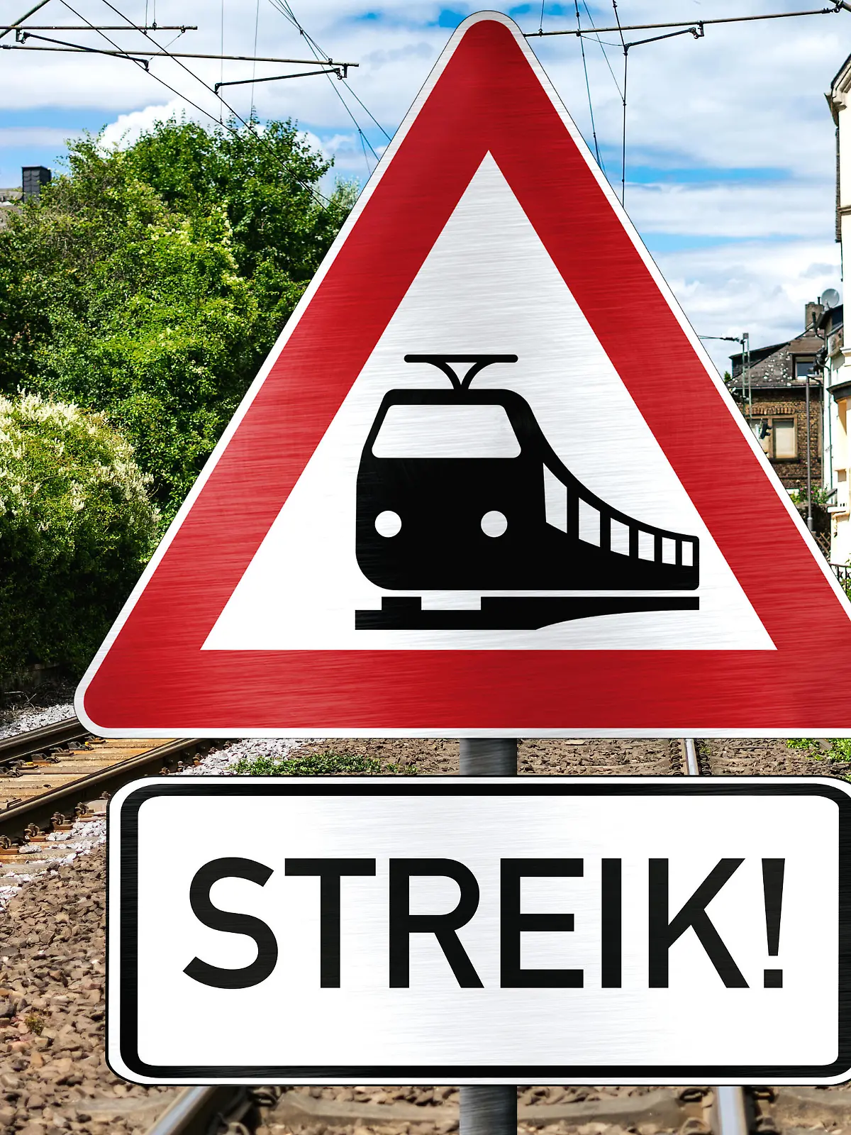 Symbolbild Bahnstreik, Schild mit der Aufschrift Streik vor Gleisen der Eisenbahnen, Lockführerstreik, Bahn Streik
