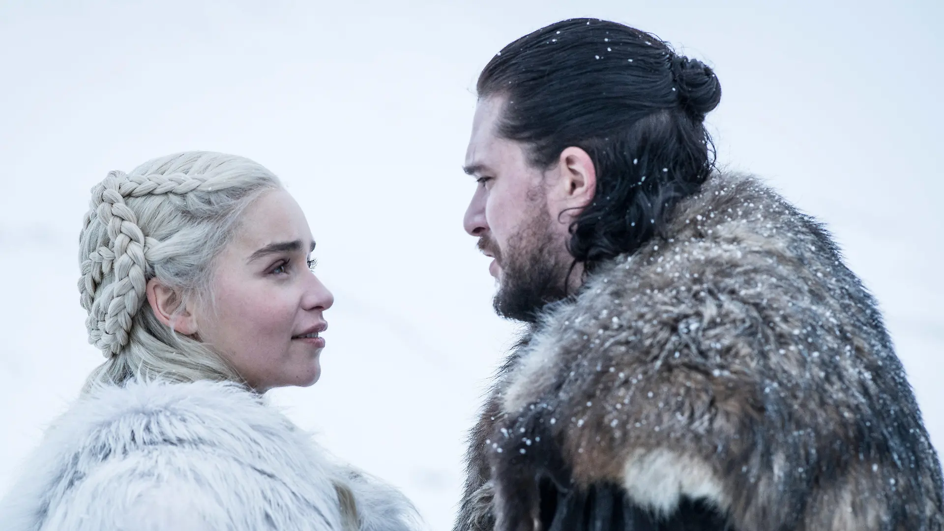 HANDOUT - 03.04.2019, ---: Emilia Clarke als Daenerys Targaryen und Kit Harington als Jon Schnee in einer Folge der achten Staffel der Serie «Games of Thrones» (GoT, undatierte Filmszene). In der Nacht zum 15. April 2019 soll die erste Folge der Staffel in Deutschland bei Sky abrufbar sein. (Zu dpa Die letzte Staffel: «Game of Thrones» bei Sky und dann bei RTL II vom 15.04.2019) Foto: Handout/Sky/dpa - ACHTUNG: Nur zur redaktionellen Verwendung im Zusammenhang mit einer Berichterstattung über den Film und nur mit vollständiger Nennung des vorstehenden Credits +++ dpa-Bildfunk +++