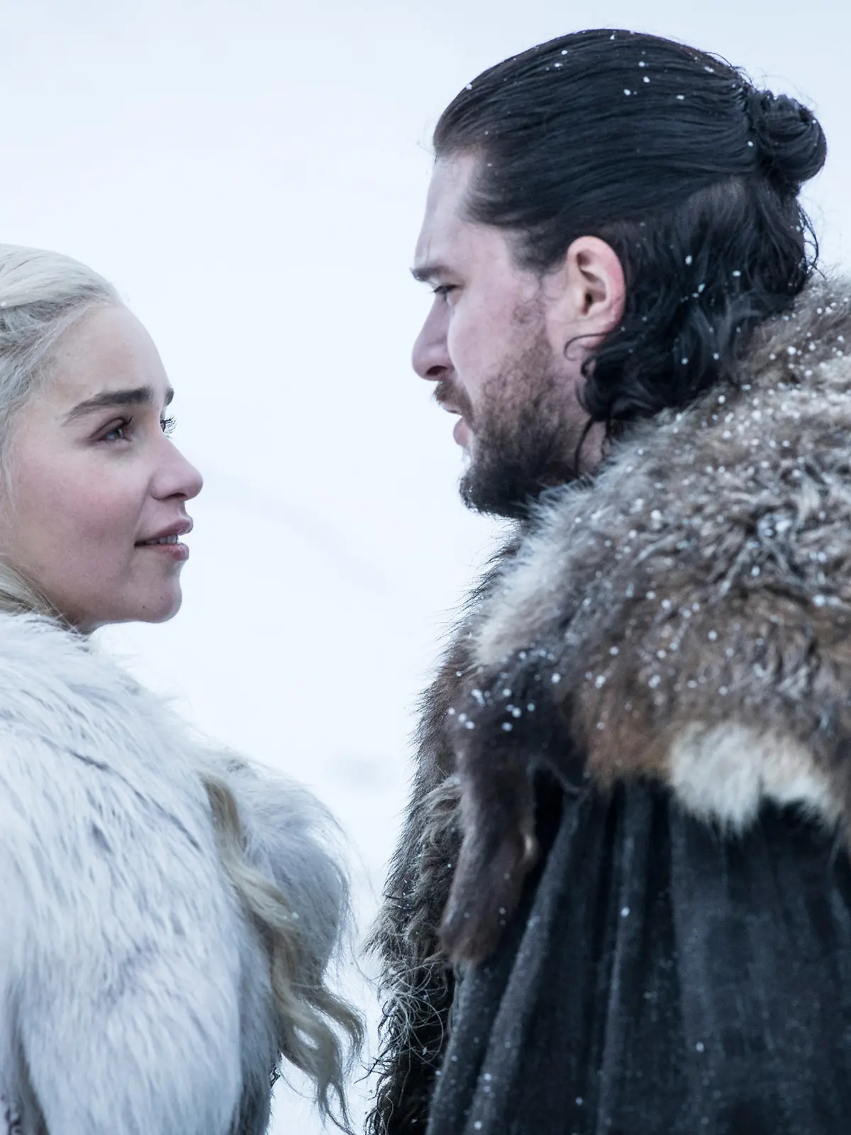HANDOUT - 03.04.2019, ---: Emilia Clarke als Daenerys Targaryen und Kit Harington als Jon Schnee in einer Folge der achten Staffel der Serie «Games of Thrones» (GoT, undatierte Filmszene). In der Nacht zum 15. April 2019 soll die erste Folge der Staffel in Deutschland bei Sky abrufbar sein. (Zu dpa Die letzte Staffel: «Game of Thrones» bei Sky und dann bei RTL II vom 15.04.2019) Foto: Handout/Sky/dpa - ACHTUNG: Nur zur redaktionellen Verwendung im Zusammenhang mit einer Berichterstattung über den Film und nur mit vollständiger Nennung des vorstehenden Credits +++ dpa-Bildfunk +++