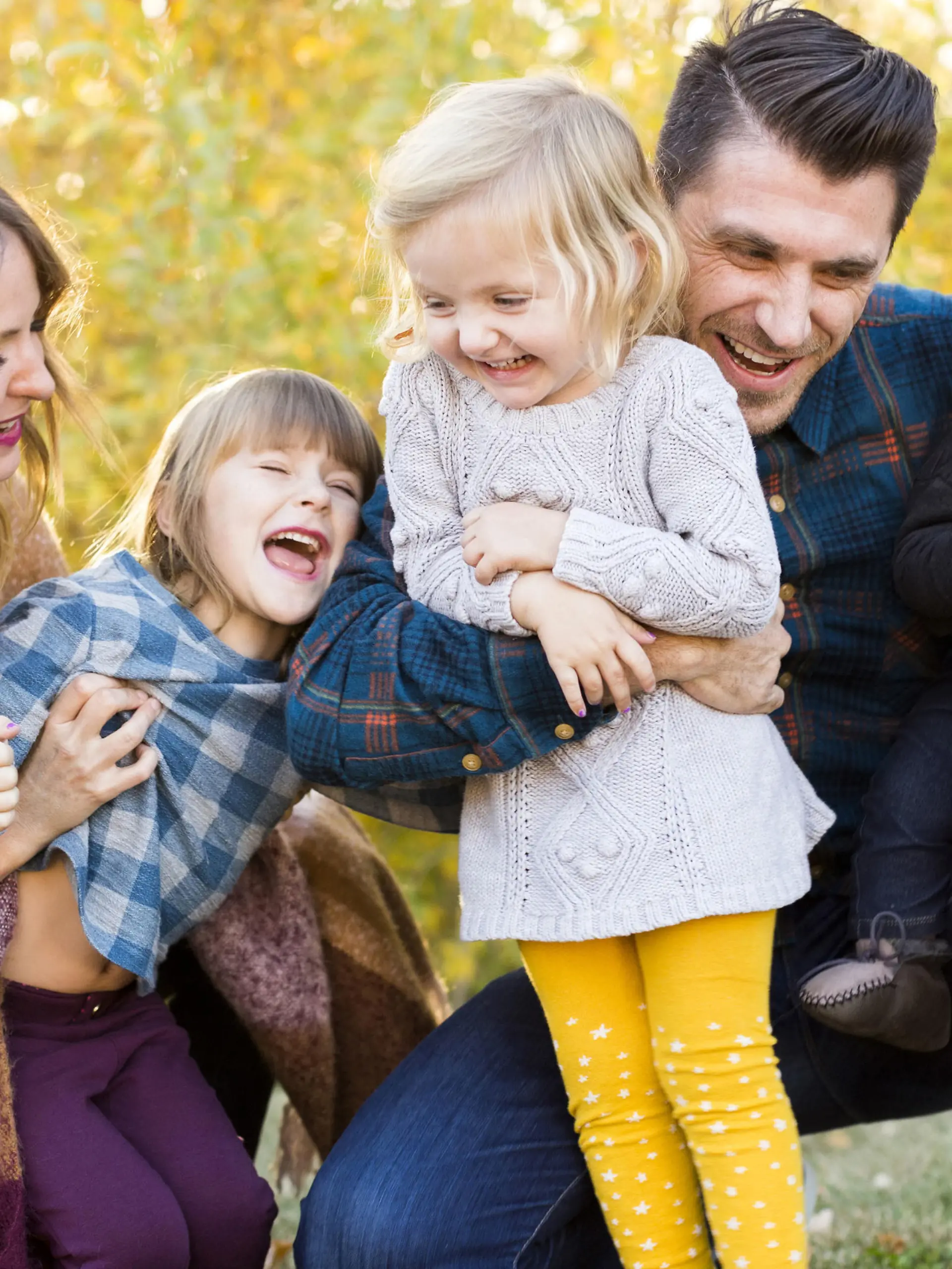 Glückliche Familie: Eltern mit ihren Kindern im Park.
