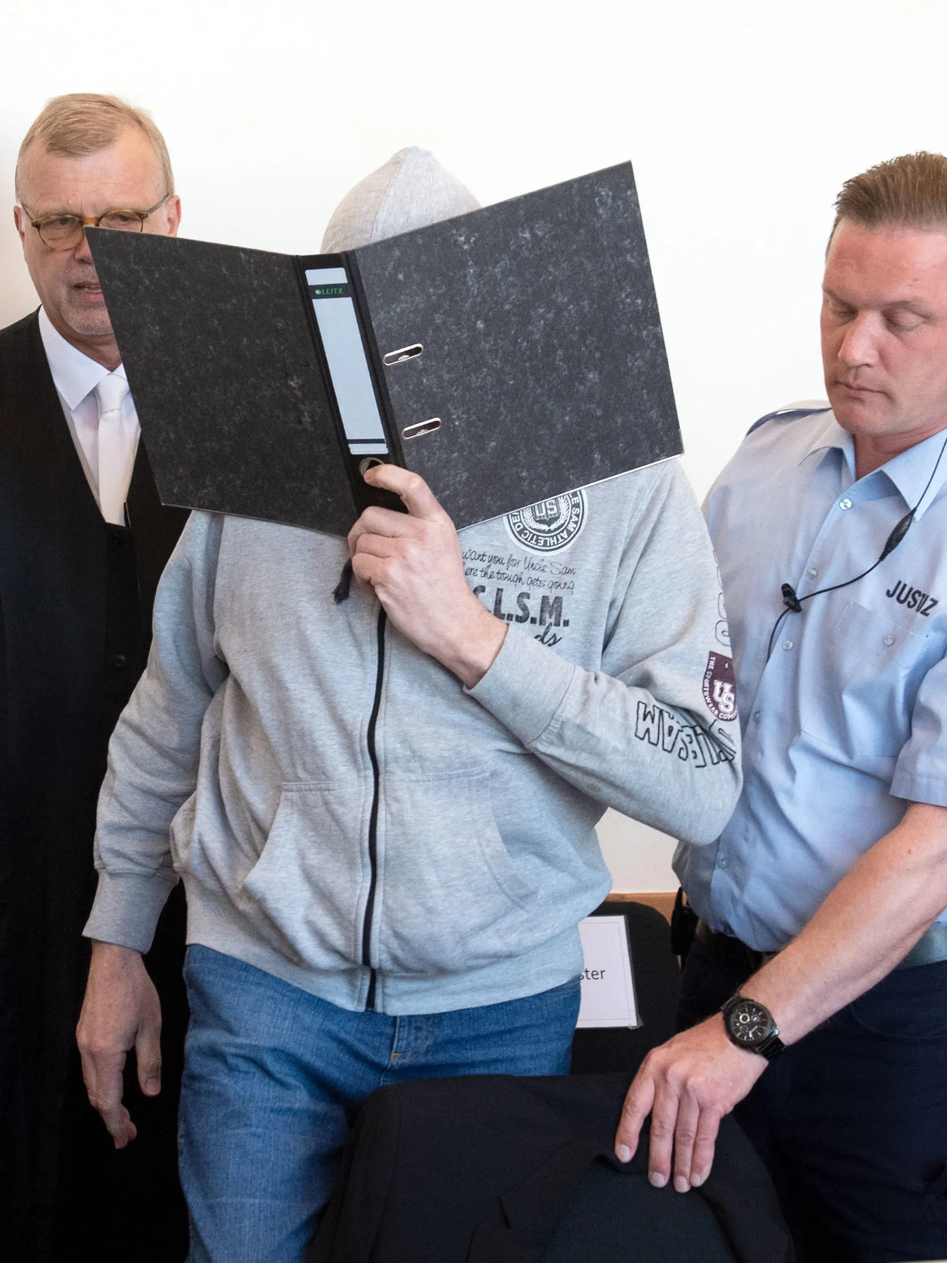 27.06.2019, Nordrhein-Westfalen, Detmold: Der Angeklagte Andreas V. wird von einem Justizmitarbeiter in den Saal des Landgerichtes geführt. Links sein Anwalt Johannes Salmen. Über viele Jahre hinweg sollen Kinder auf einem Campingplatz im nordrhein-westfälischen Lügde hundertfach schwer sexuell missbraucht worden sein. Drei Männer sind angeklagt. Ein 56-Jähriger aus Lügde und ein 34-Jähriger aus Steinheim sollen den Missbrauch begangen und teilweise gefilmt haben. Ein 49-Jähriger aus dem niedersächsischen Stade soll an Webcam-Übertragungen teilgenommen haben. Foto: Bernd Thissen/dpa-POOL/dpa +++ dpa-Bildfunk +++