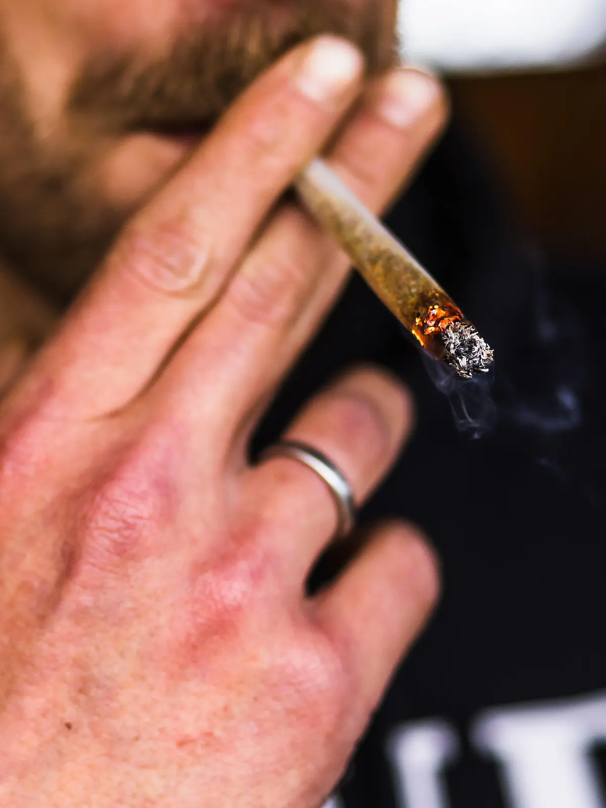 ARCHIV - 17.04.2023, Baden-Württemberg, Heitersheim: ILLUSTRATION - Ein Cannabis-Patient zieht an einem Joint. Foto: Philipp von Ditfurth/dpa +++ dpa-Bildfunk +++