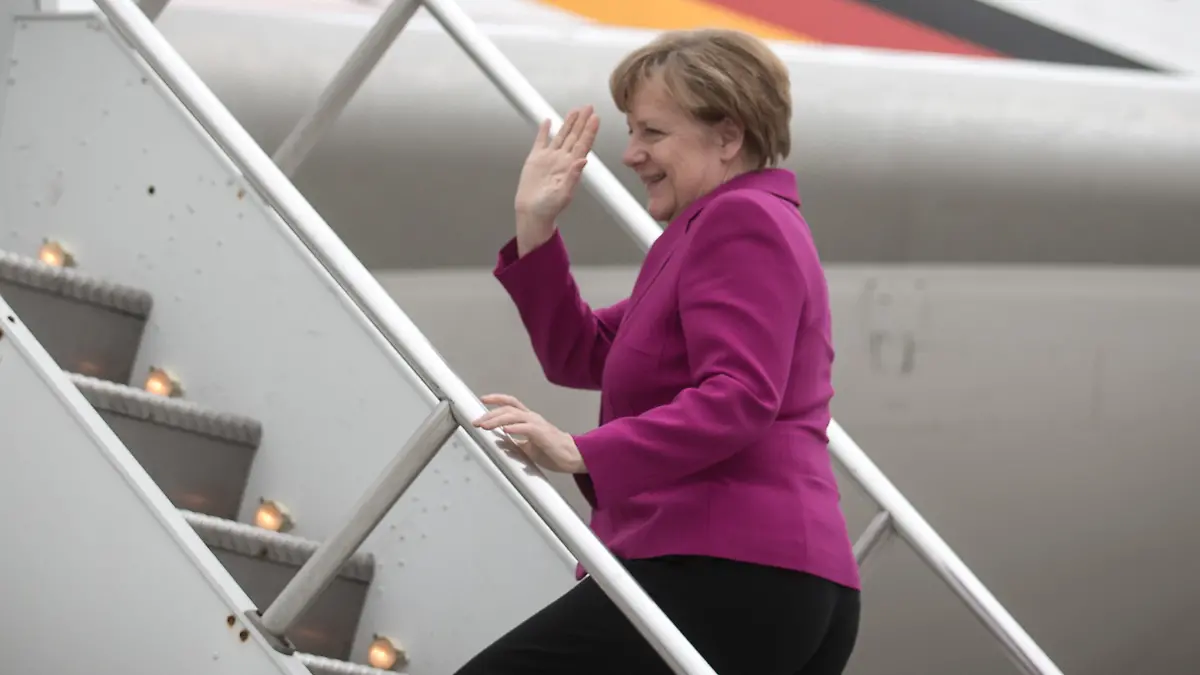 ARCHIV - 08.02.2015, USA, Washington: Bundeskanzlerin Angela Merkel (CDU) steigt in den Airbus A340 «Theodor Heuss» der Flugbereitschaft der Luftwaffe der Bundeswehr. Die Kanzlerin ist wenige Stunden nach ihrem neuerlichen Zitteranfall zum G20-Gipfel der mächtigsten Industrienationen der Welt im japanischen Osaka geflogen. Nach der gravierenden Panne beim Flug Merkels zum vorherigen G20-Treffen im argentinischen Buenos Aires Ende November stand am Donnerstag das baugleiche zweite Langstreckenflugzeug der Flugbereitschaft der Bundeswehr vom Typ A340 als Ersatzmaschine in Berlin-Tegel bereit. Foto: Michael Kappeler/dpa +++ dpa-Bildfunk +++