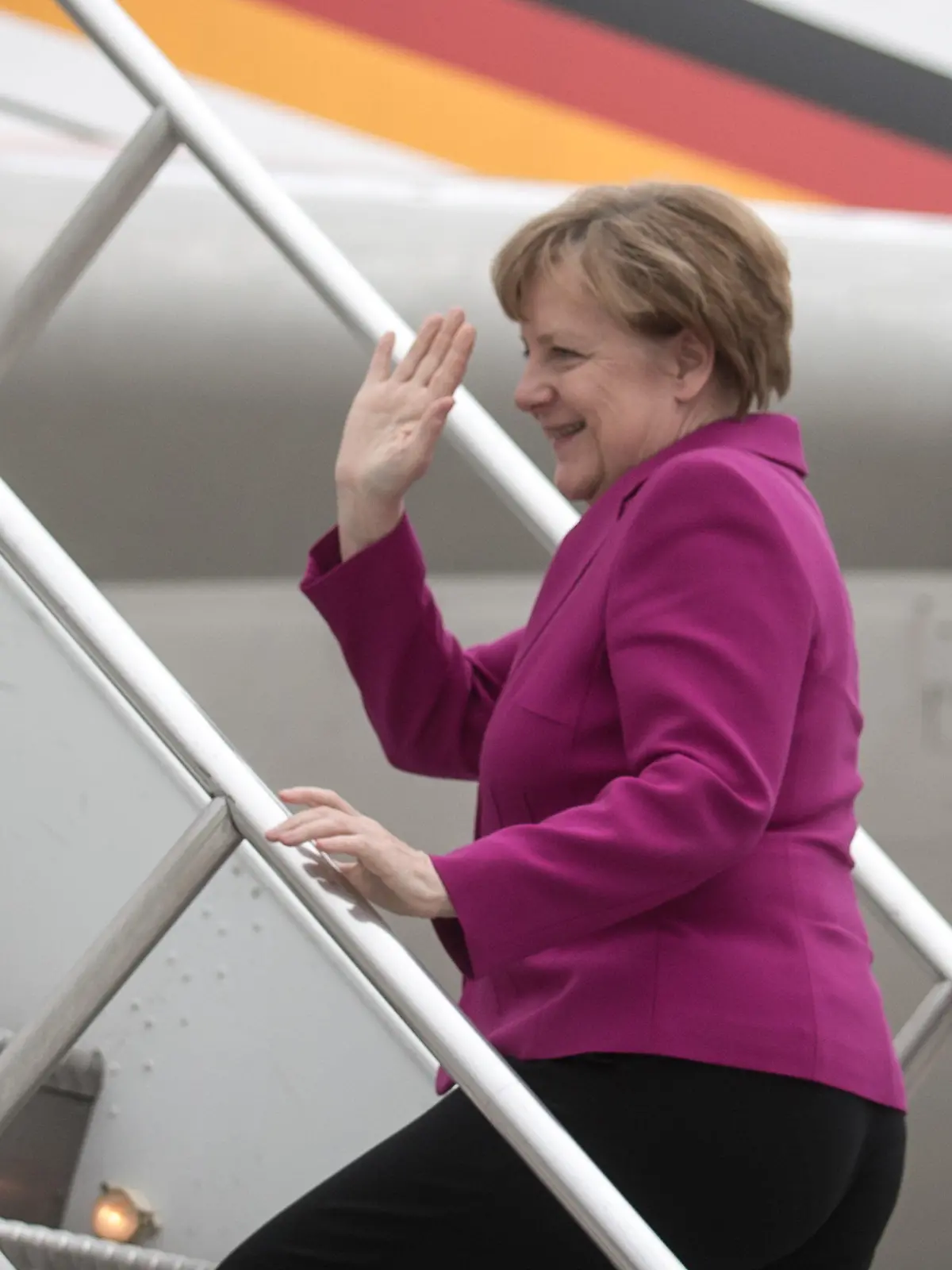 ARCHIV - 08.02.2015, USA, Washington: Bundeskanzlerin Angela Merkel (CDU) steigt in den Airbus A340 «Theodor Heuss» der Flugbereitschaft der Luftwaffe der Bundeswehr. Die Kanzlerin ist wenige Stunden nach ihrem neuerlichen Zitteranfall zum G20-Gipfel der mächtigsten Industrienationen der Welt im japanischen Osaka geflogen. Nach der gravierenden Panne beim Flug Merkels zum vorherigen G20-Treffen im argentinischen Buenos Aires Ende November stand am Donnerstag das baugleiche zweite Langstreckenflugzeug der Flugbereitschaft der Bundeswehr vom Typ A340 als Ersatzmaschine in Berlin-Tegel bereit. Foto: Michael Kappeler/dpa +++ dpa-Bildfunk +++