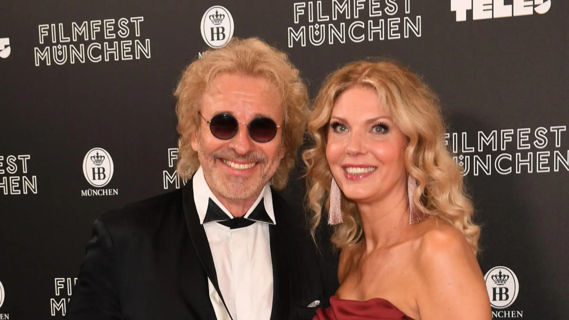 27.06.2019, Bayern, München: Der Moderatori Thomas Gottschalk und seine Freundin Karina Mroß stehen am roten Teppich des Filmfest München, das mit der Komödie "The Art of Self-Defense" im Mathäser Kino eröffnet und vom 27.06.2019 bis 06.07.2019 stattfindet. Foto: Felix Hörhager/dpa +++ dpa-Bildfunk +++
