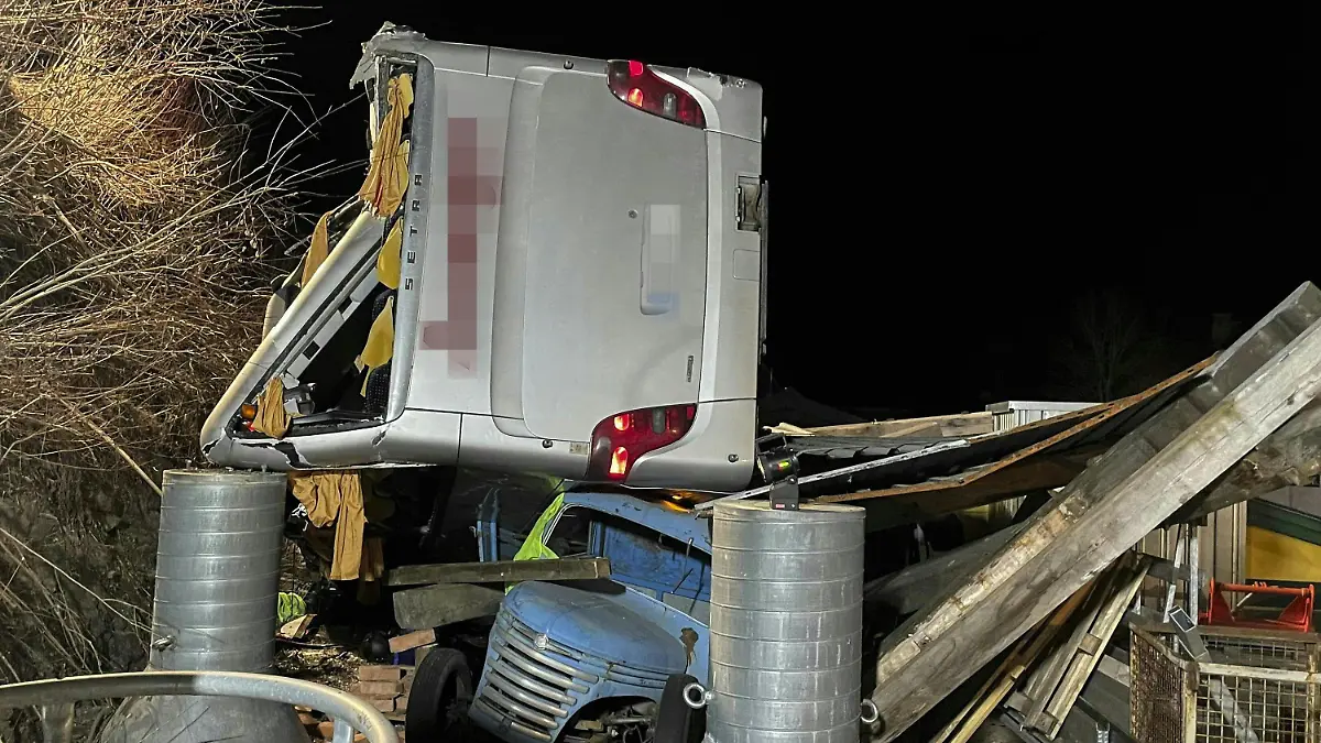 HANDOUT - 26.02.2023, Österreich, Schladming: Ein deutscher Reisebus ist auf der Rohrmooser Landstraße L722 in Richtung Schladming in der sog. «Schlösselkehre» über eine Böschung gestürzt. Ein deutscher Reisebus mit 32 Passagieren ist am späten Samstagabend in Österreich verunglückt. Ein 31 Jahre alter Passagier kam nach Angaben der Polizei ums Leben, mehrere weitere wurden teils verletzt, darunter der 51-jährige Busfahrer. Foto: Vogl-Perspektive.At - Mike Vogl/APA/dpa - ACHTUNG: Nur zur redaktionellen Verwendung im Zusammenhang mit der aktuellen Berichterstattung und nur mit vollständiger Nennung des vorstehenden Credits. Kfz Kennzeichen wurde gepixelt. +++ dpa-Bildfunk +++