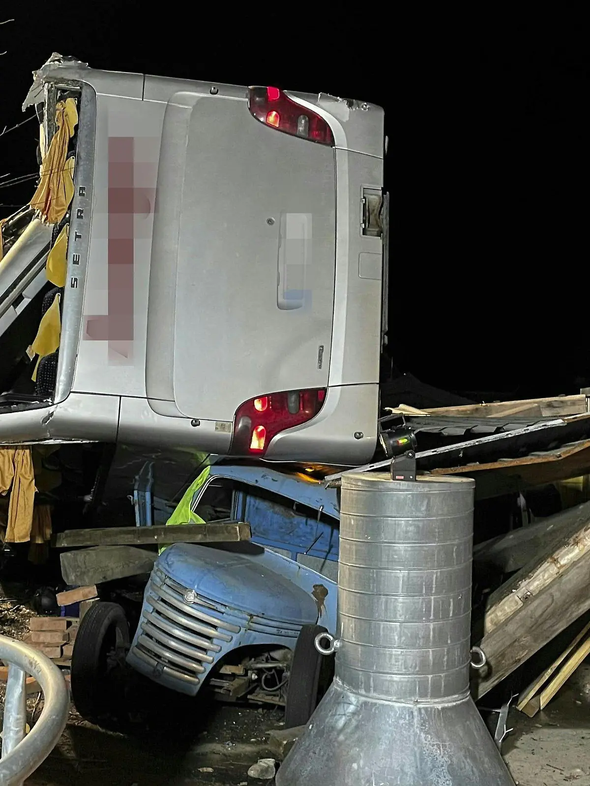 HANDOUT - 26.02.2023, Österreich, Schladming: Ein deutscher Reisebus ist auf der Rohrmooser Landstraße L722 in Richtung Schladming in der sog. «Schlösselkehre» über eine Böschung gestürzt. Ein deutscher Reisebus mit 32 Passagieren ist am späten Samstagabend in Österreich verunglückt. Ein 31 Jahre alter Passagier kam nach Angaben der Polizei ums Leben, mehrere weitere wurden teils verletzt, darunter der 51-jährige Busfahrer. Foto: Vogl-Perspektive.At - Mike Vogl/APA/dpa - ACHTUNG: Nur zur redaktionellen Verwendung im Zusammenhang mit der aktuellen Berichterstattung und nur mit vollständiger Nennung des vorstehenden Credits. Kfz Kennzeichen wurde gepixelt. +++ dpa-Bildfunk +++