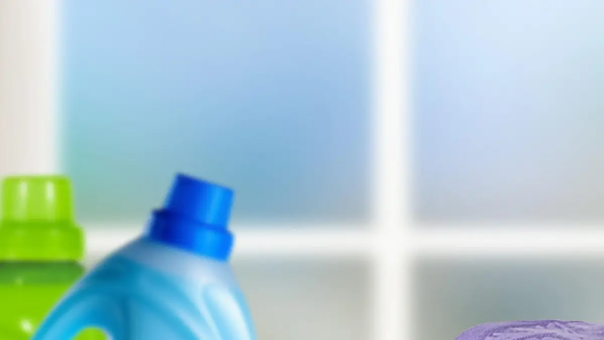 Waschmittel für Buntwäsche und ein Haufen Handtücher