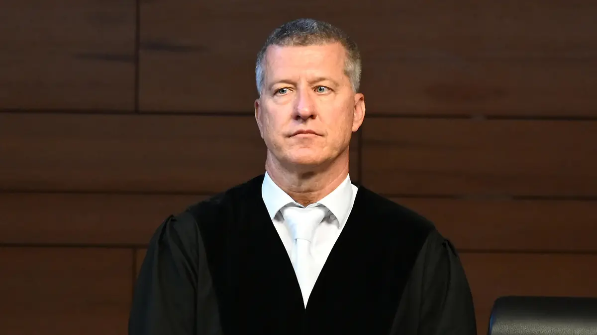 26.06.2019, Baden-Württemberg, Freiburg: Der Vorsitzende Richter Stefan Bürgelin steht vor dem Prozessbeginn im Landgericht. Elf Männer sollen laut Anklage Mitte Oktober 2018 eine 18-Jährige nachts in einem Gebüsch vor einer Diskothek vergewaltigt haben. Foto: Patrick Seeger/dpa +++ dpa-Bildfunk +++