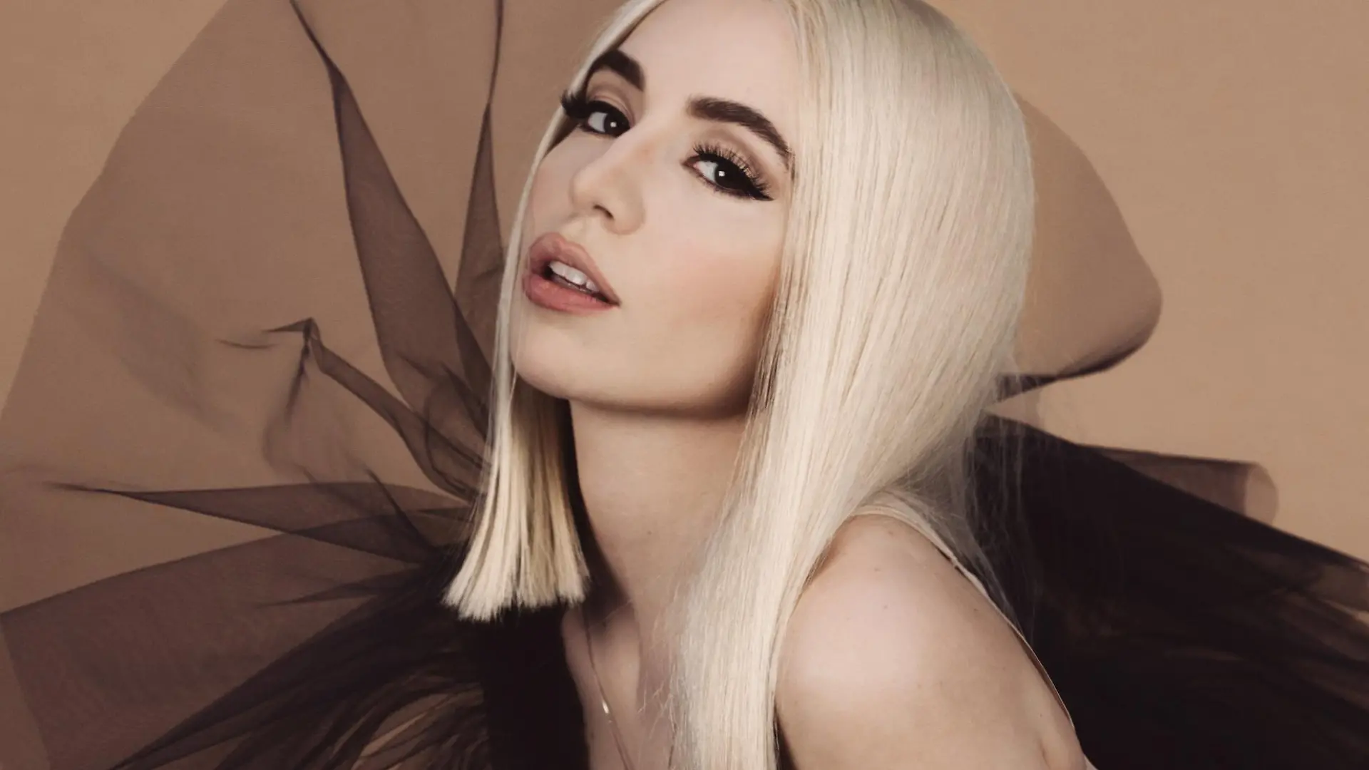 Chartstürmerin Ava Max im Interview